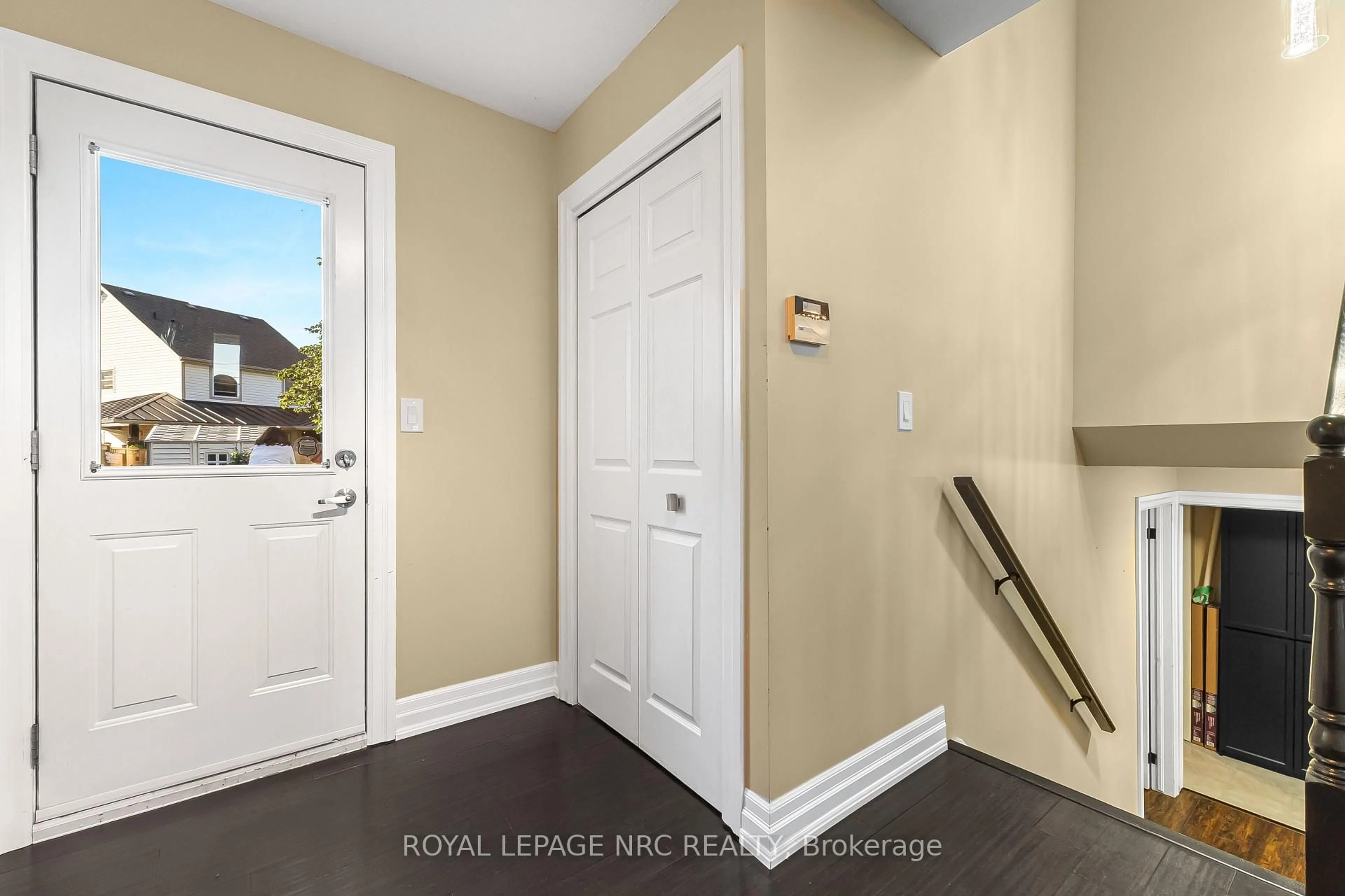 Indoor entryway for 551 Scott St, St. Catharines Ontario L2M 6Y4