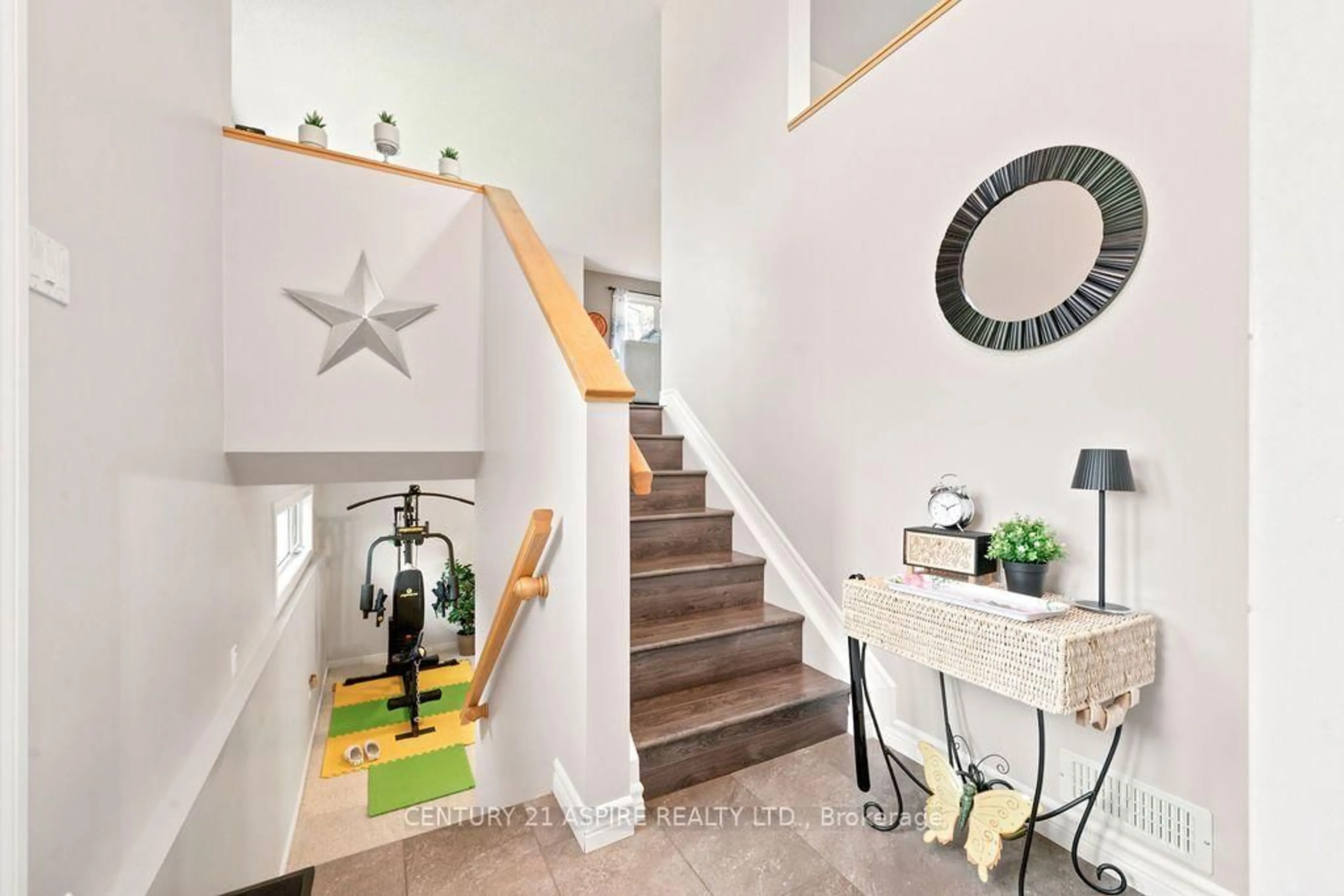 Indoor entryway for 3 Highland Park Dr, Petawawa Ontario K8H 3S2