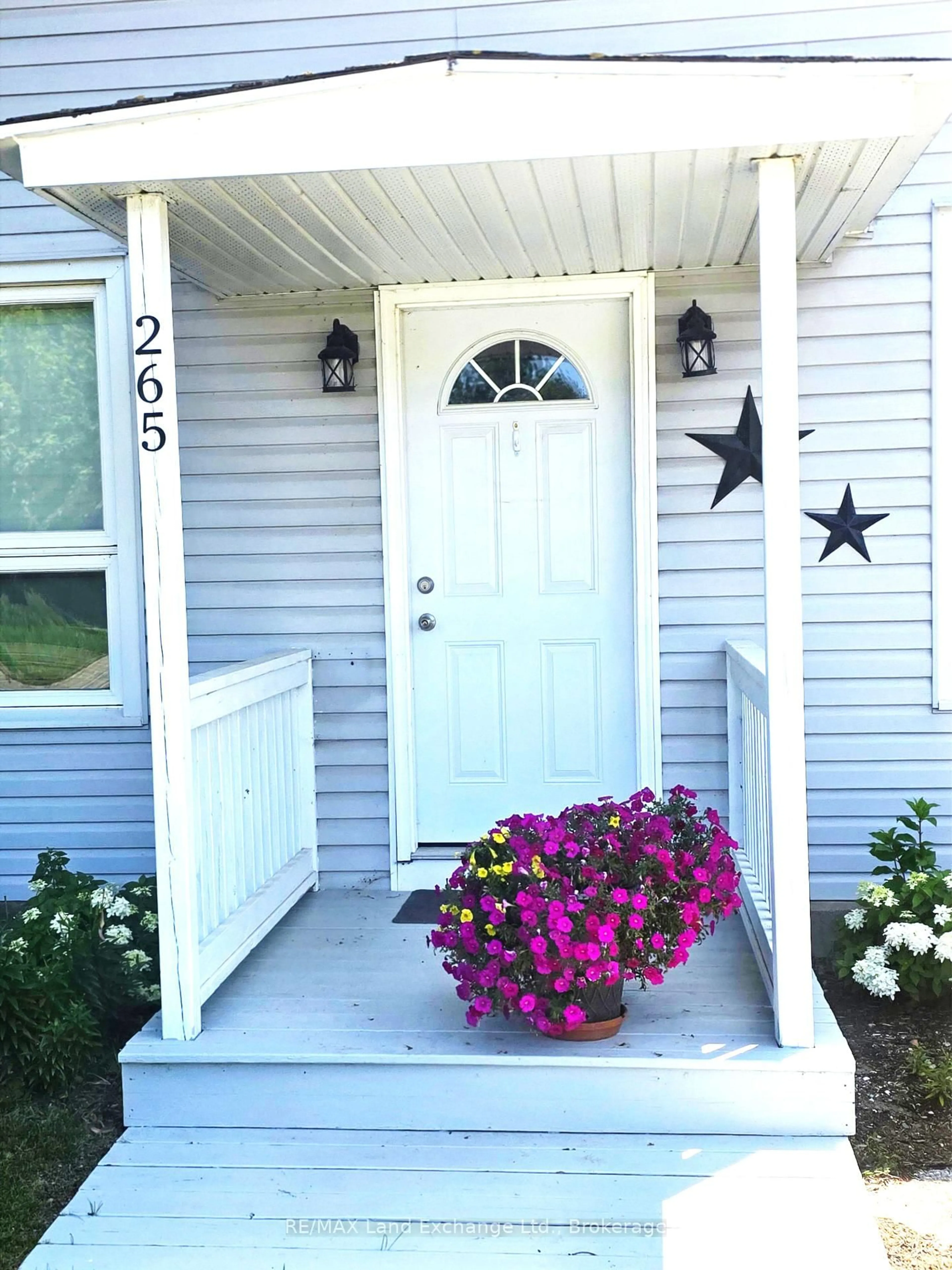Indoor entryway for 265 Queen St, Kincardine Ontario N2Z 2S6