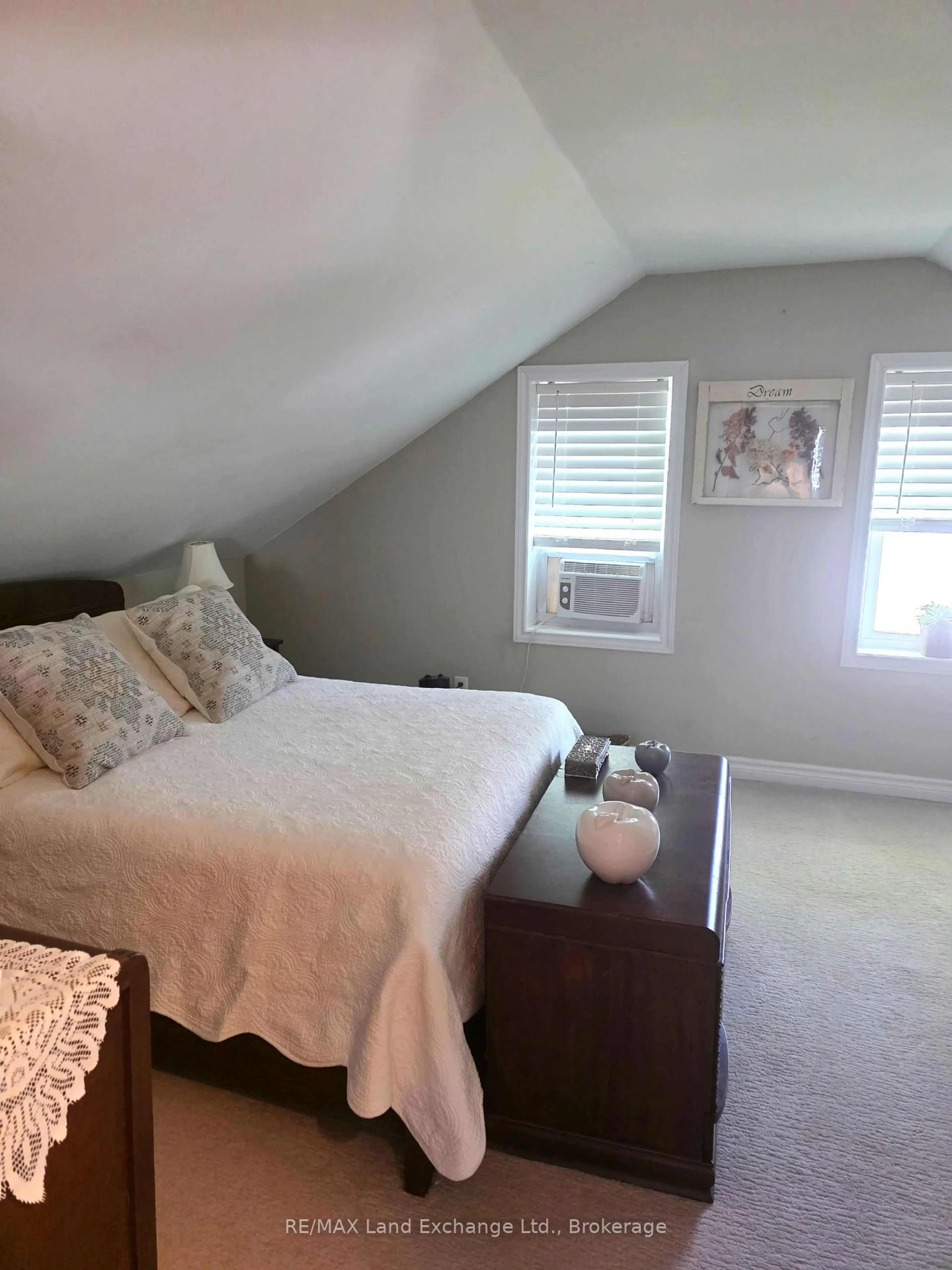 A pic of a room for 265 Queen St, Kincardine Ontario N2Z 2S6
