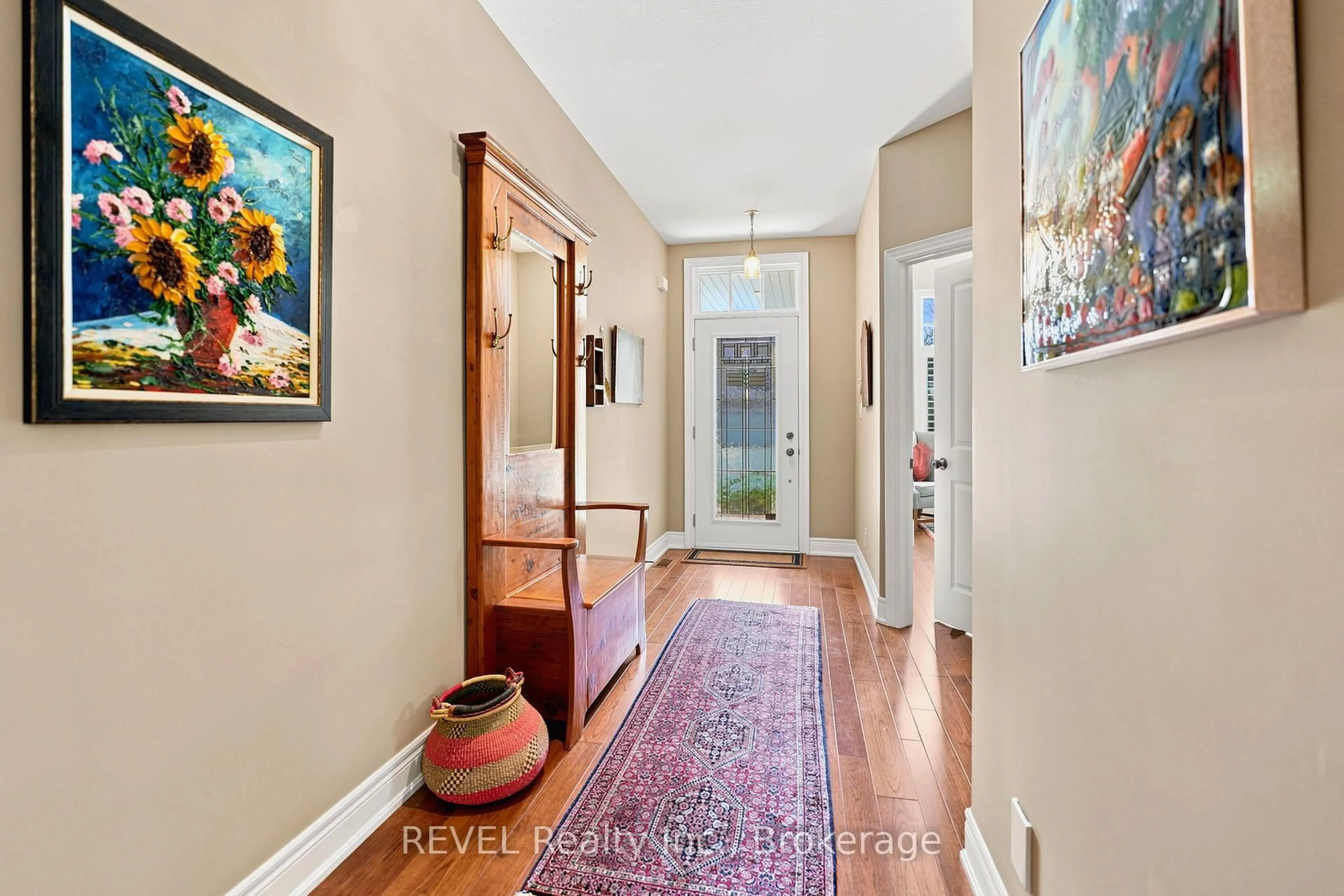 Indoor entryway for 90 Sunrise Crt, Fort Erie Ontario L0S 1N0
