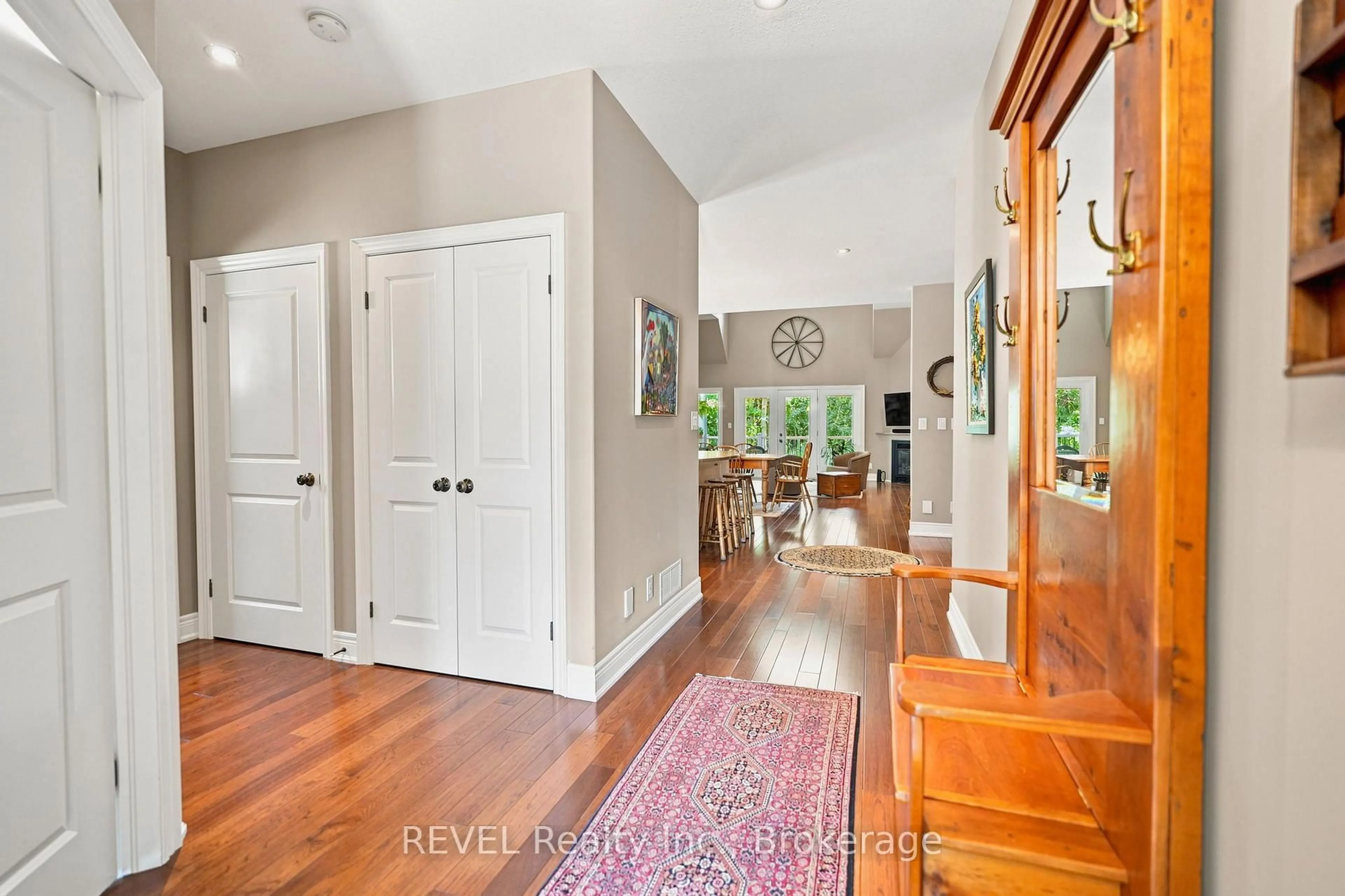 Indoor entryway for 90 Sunrise Crt, Fort Erie Ontario L0S 1N0