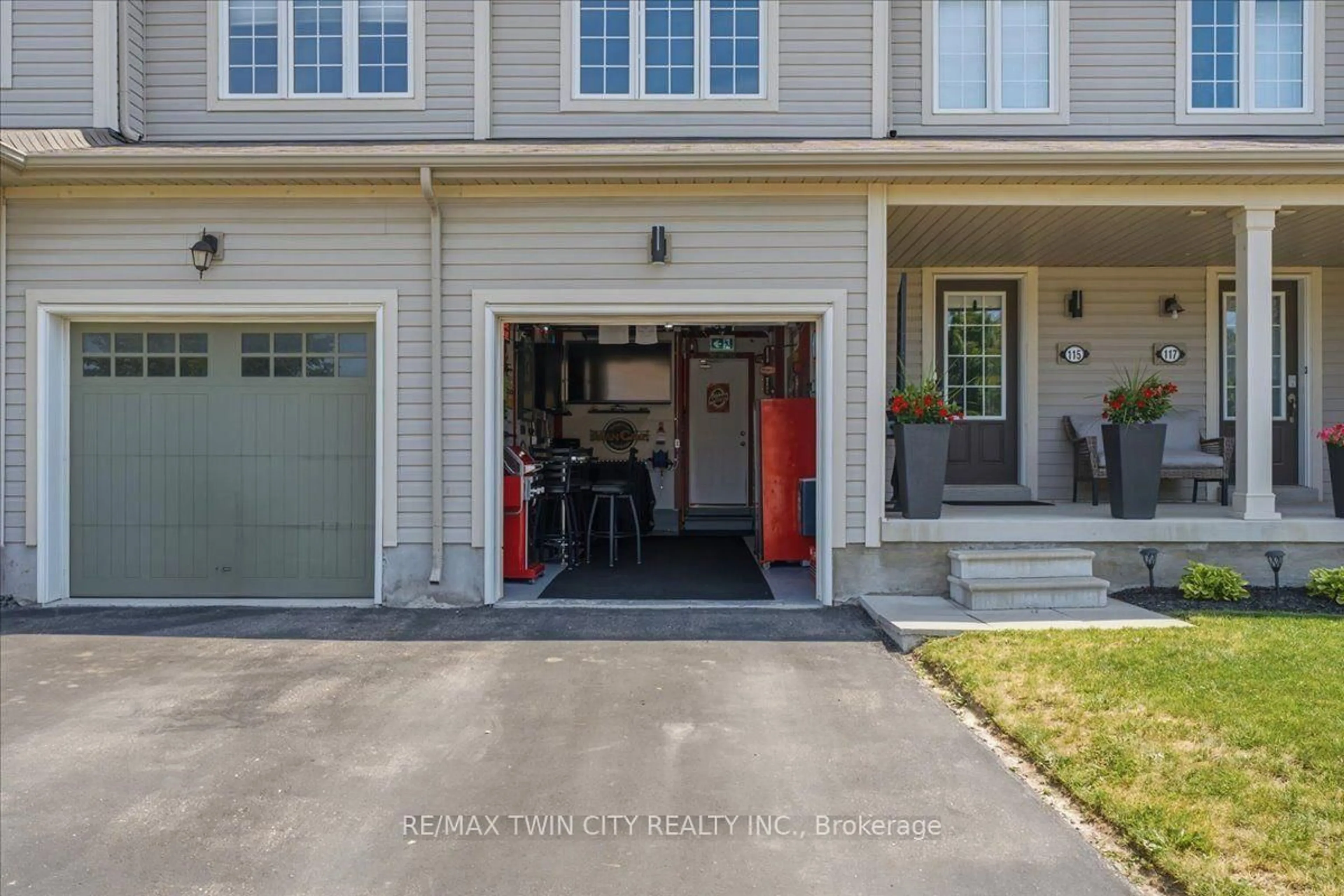 Indoor entryway for 115 English Lane, Brantford Ontario N3T 0N8