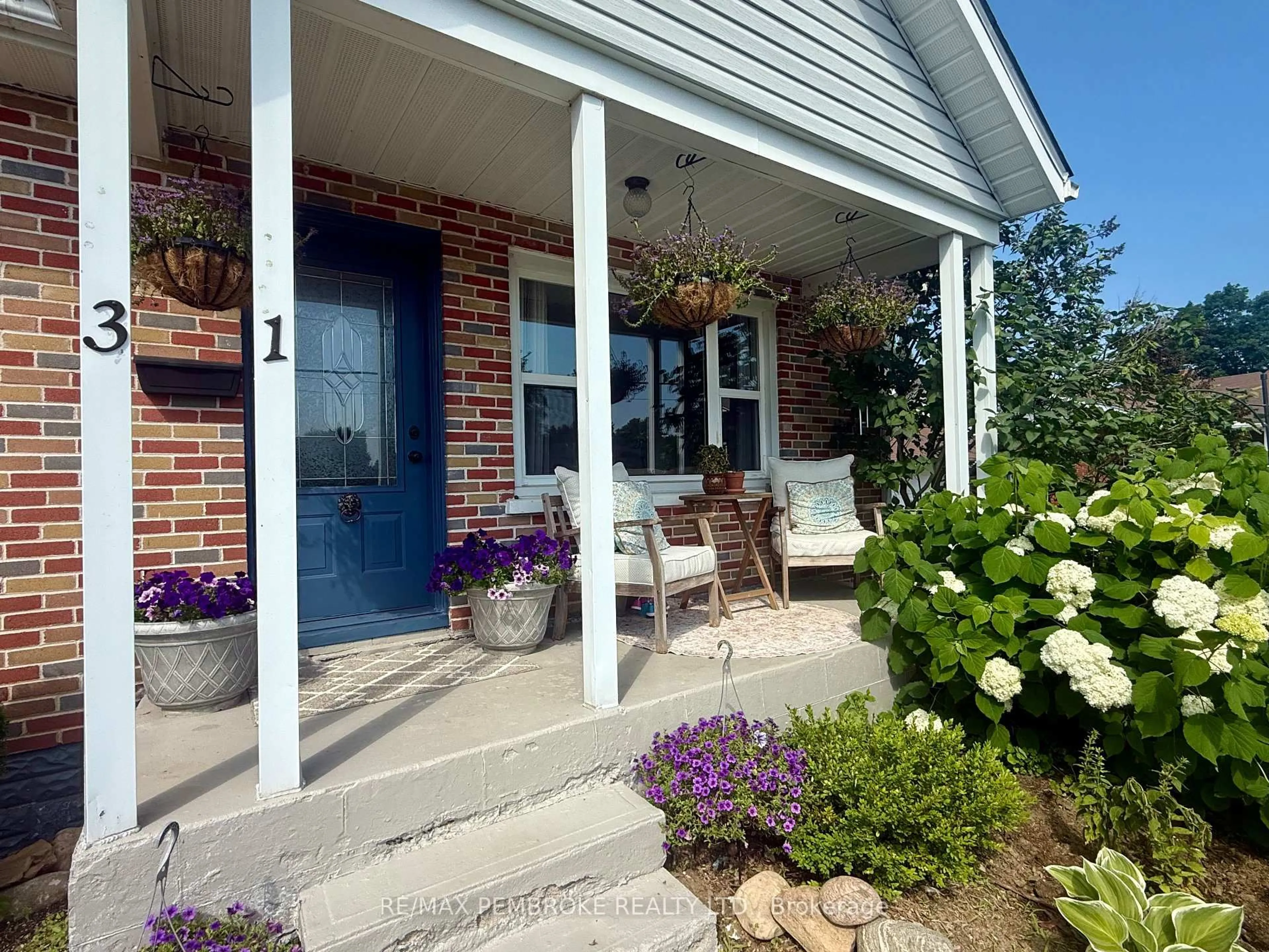 Indoor entryway for 31 Mary St, Petawawa Ontario K8H 1R8