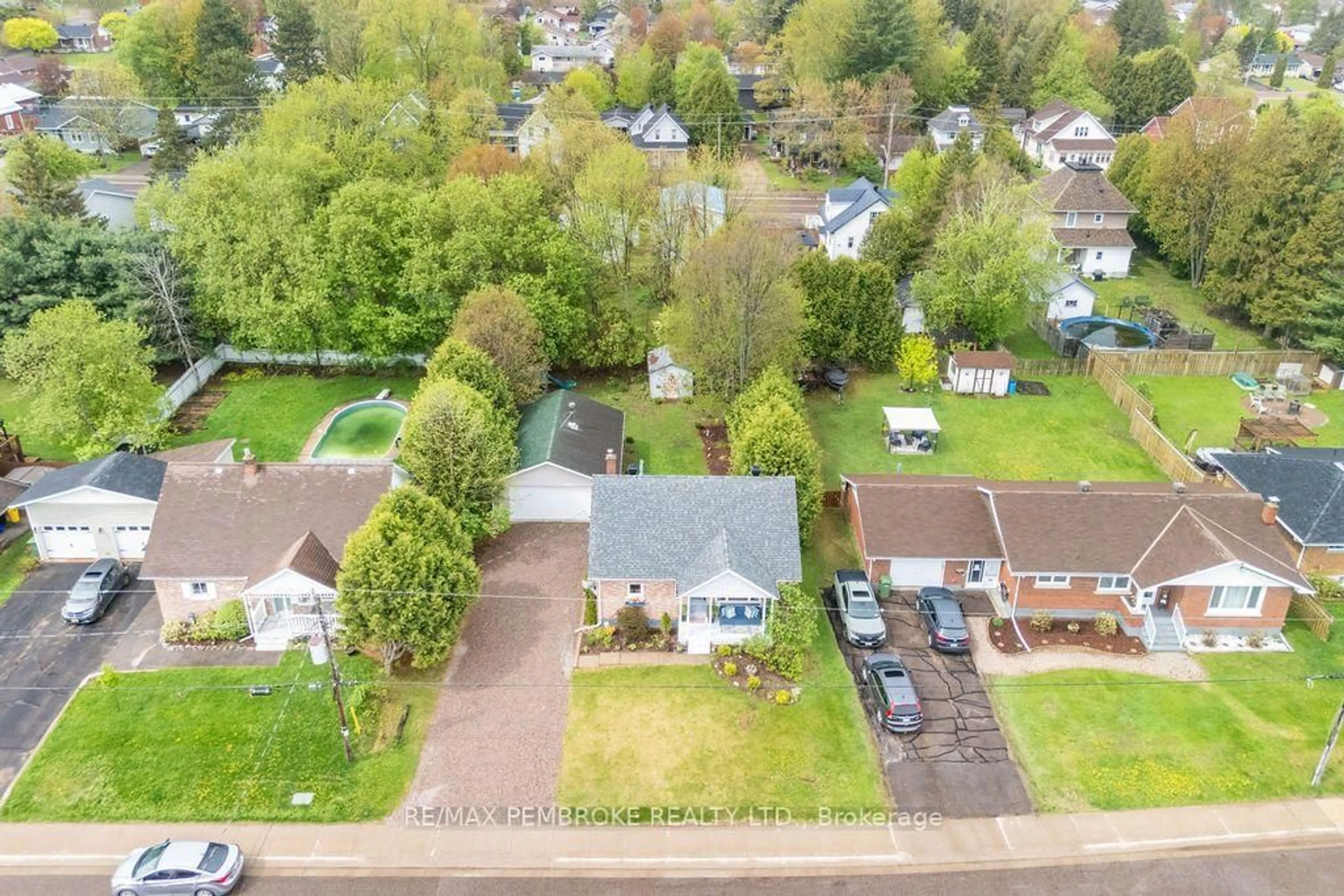 A pic from outside/outdoor area/front of a property/back of a property/a pic from drone, street for 31 Mary St, Petawawa Ontario K8H 1R8