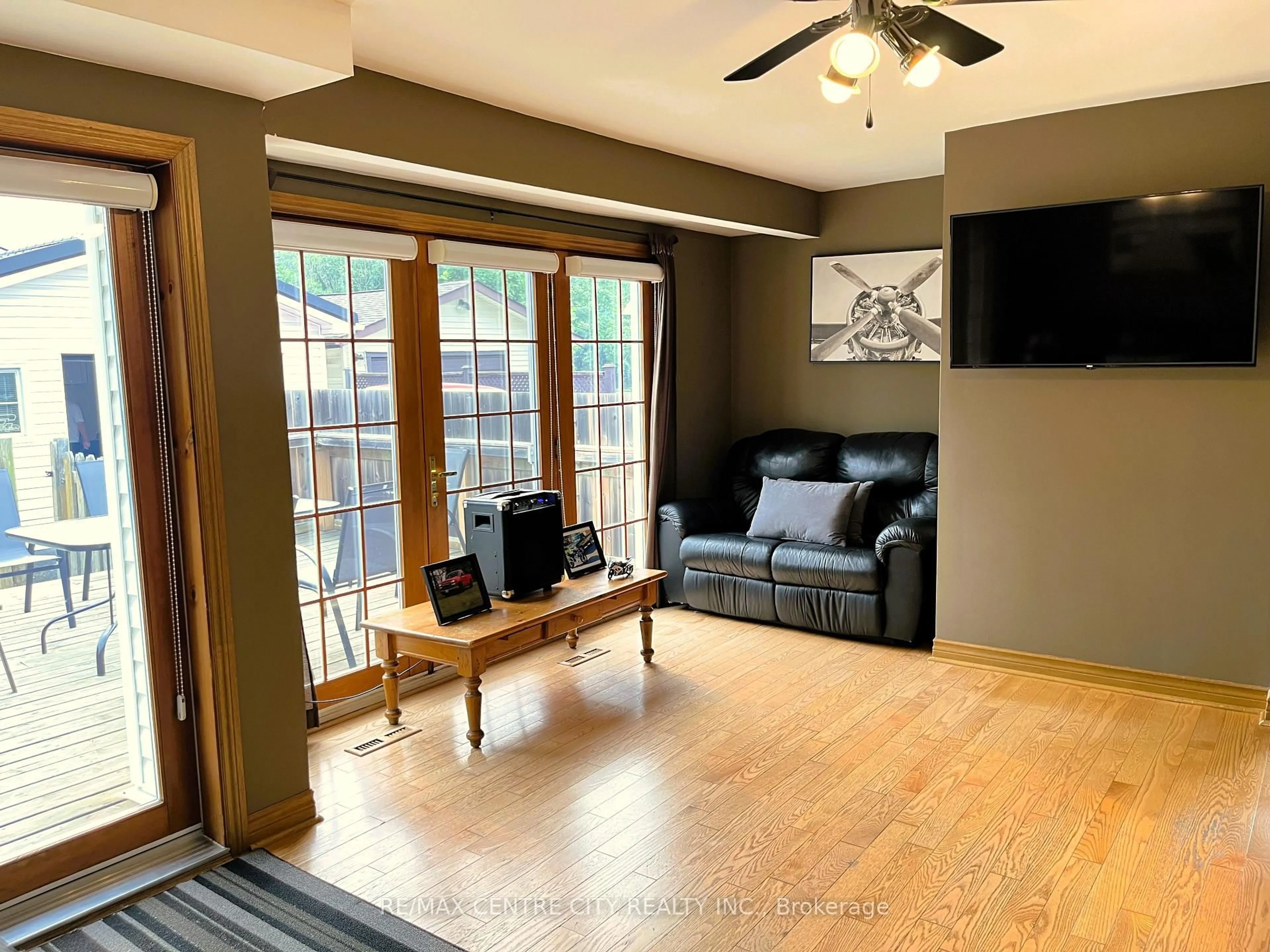 Living room with furniture, wood/laminate floor for 175 Bancroft Rd, London East Ontario N5V 1E1