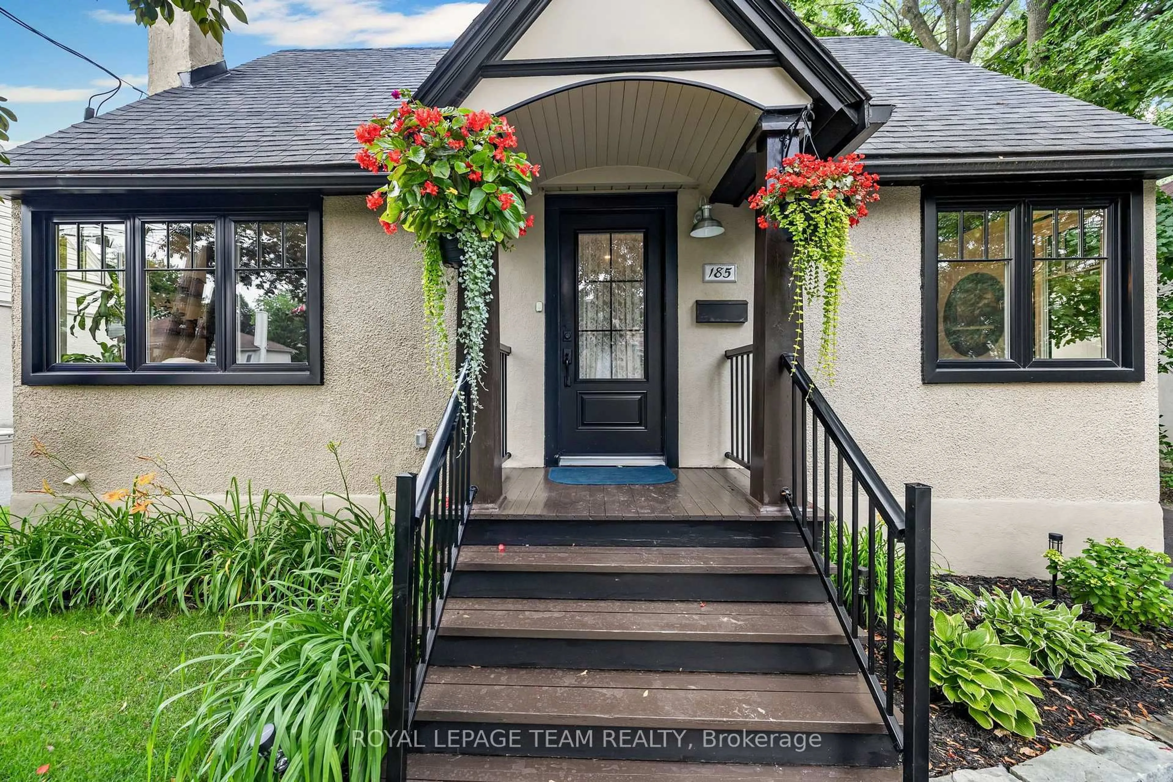 Indoor entryway for 185 Camelia Ave, Ottawa Ontario K1K 2X7