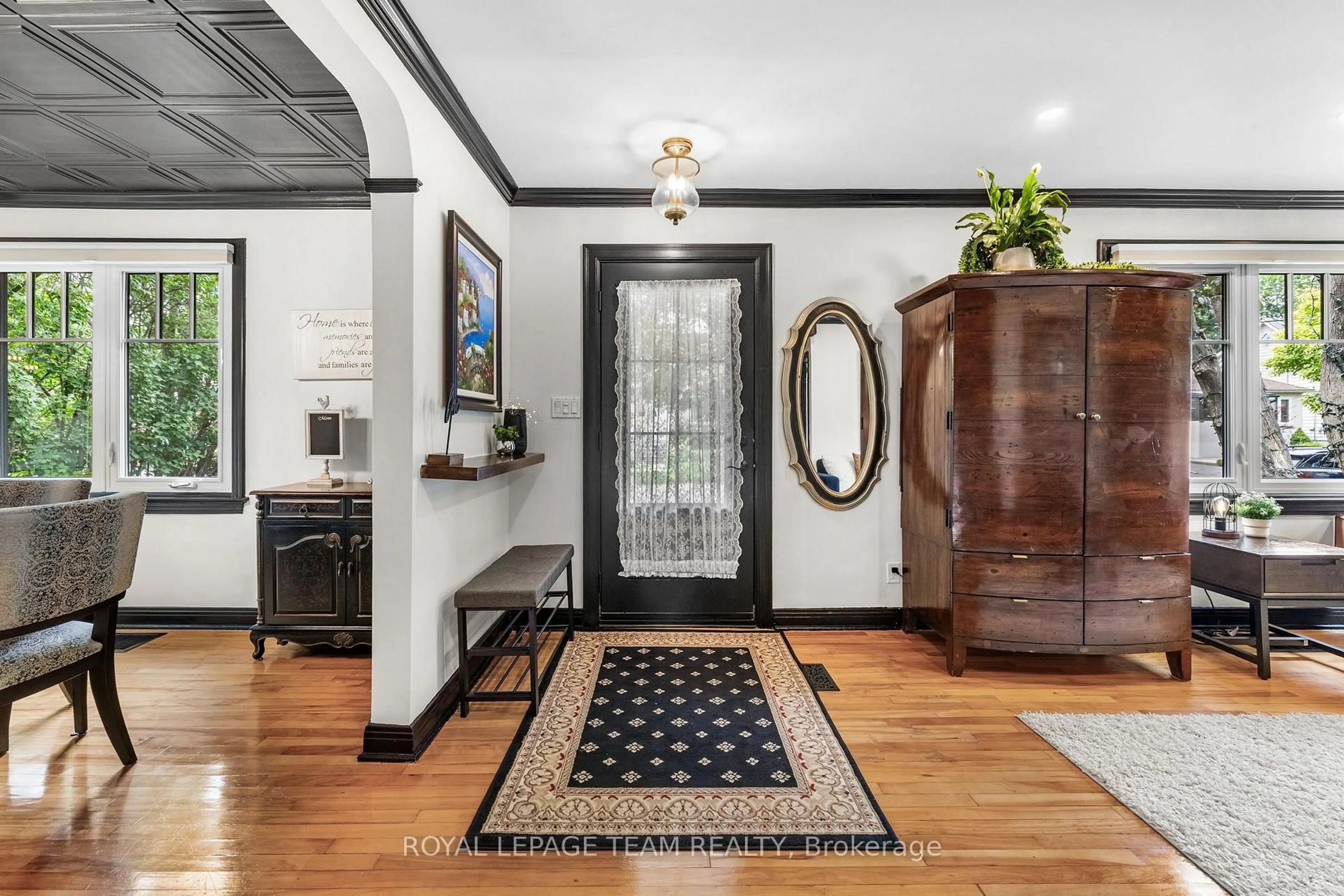 Indoor entryway for 185 Camelia Ave, Ottawa Ontario K1K 2X7