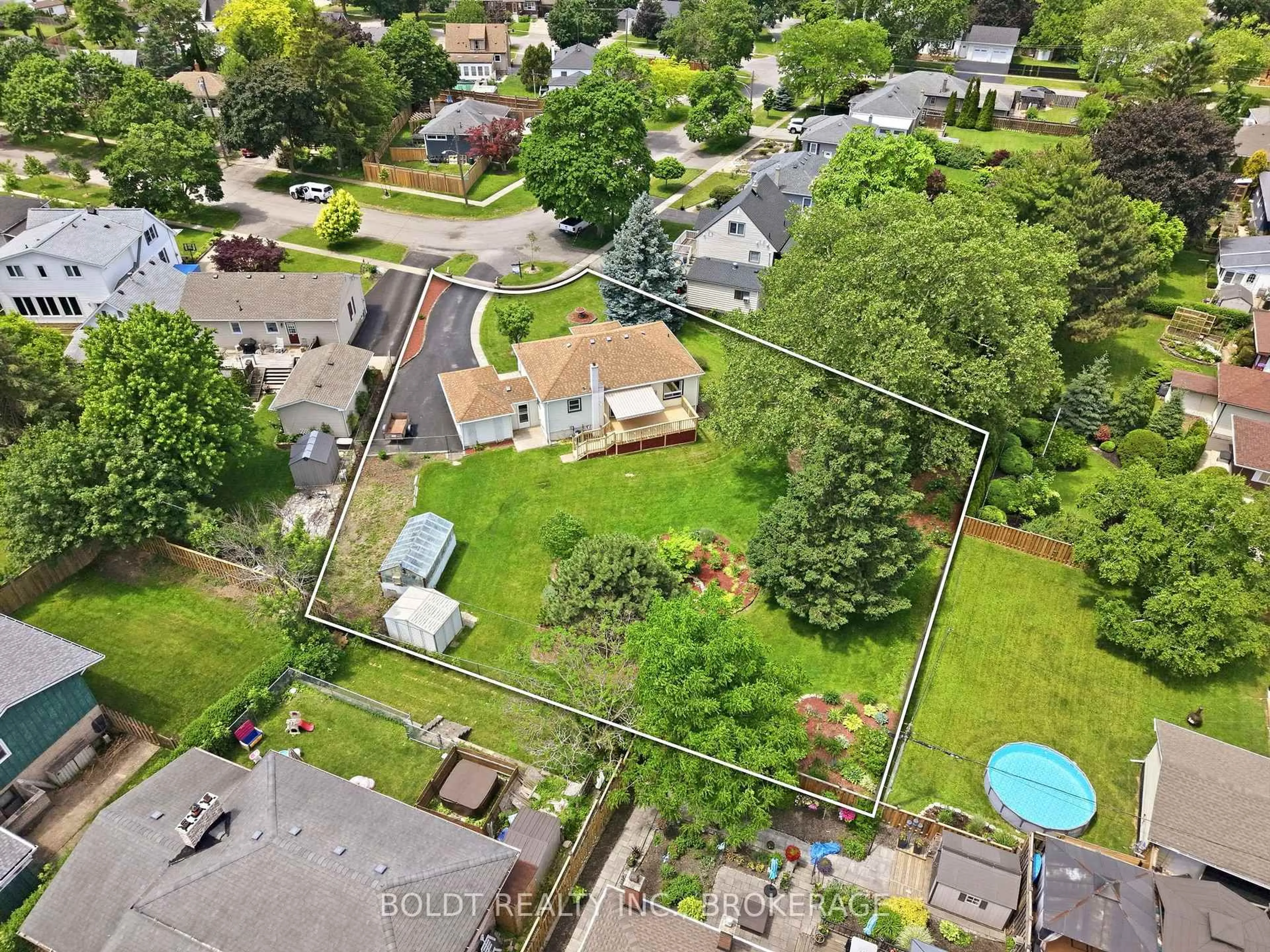 A pic from outside/outdoor area/front of a property/back of a property/a pic from drone, street for 16 Grammar Ave, St. Catharines Ontario L2N 3L3