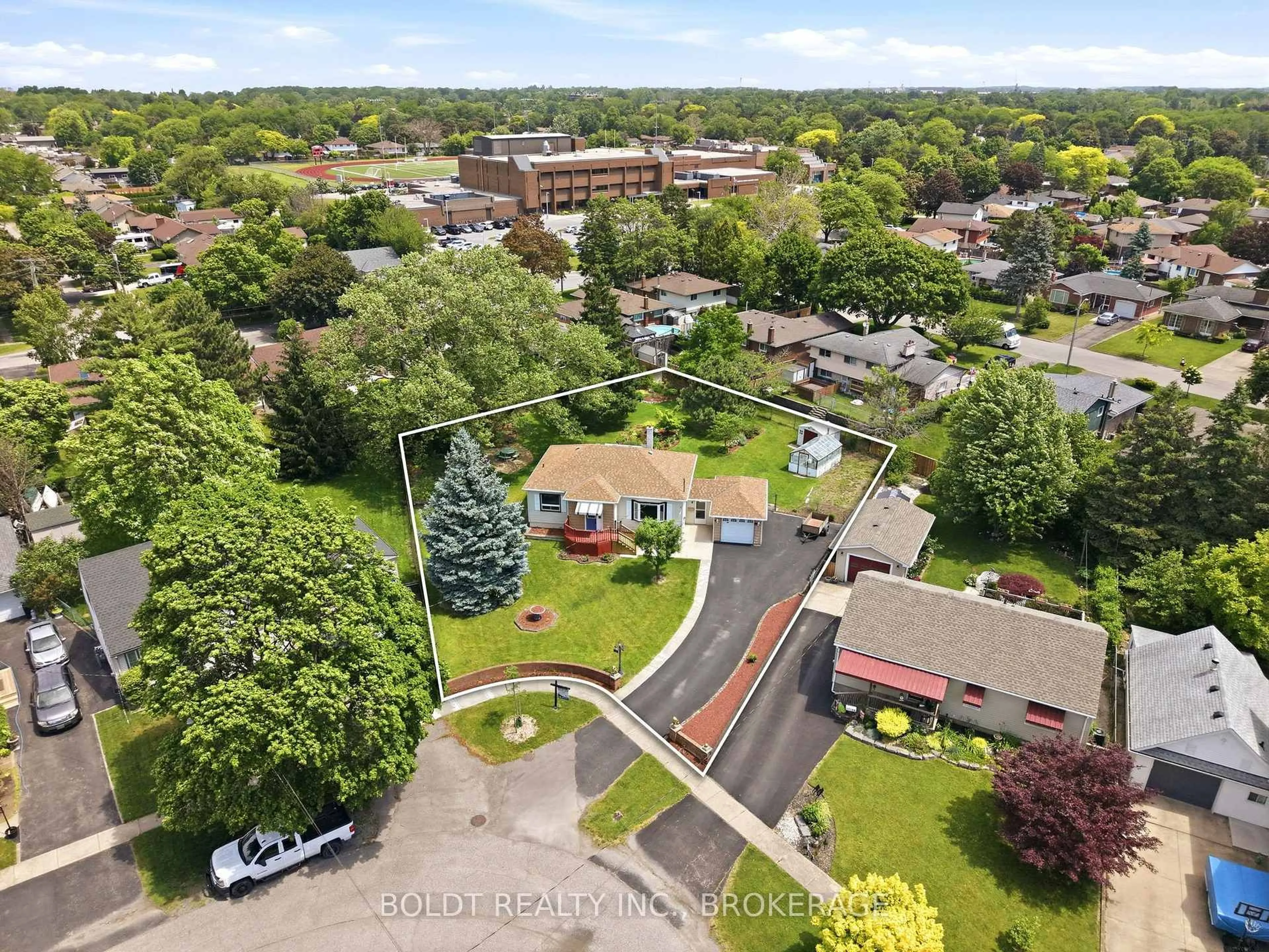 A pic from outside/outdoor area/front of a property/back of a property/a pic from drone, unknown for 16 Grammar Ave, St. Catharines Ontario L2N 3L3