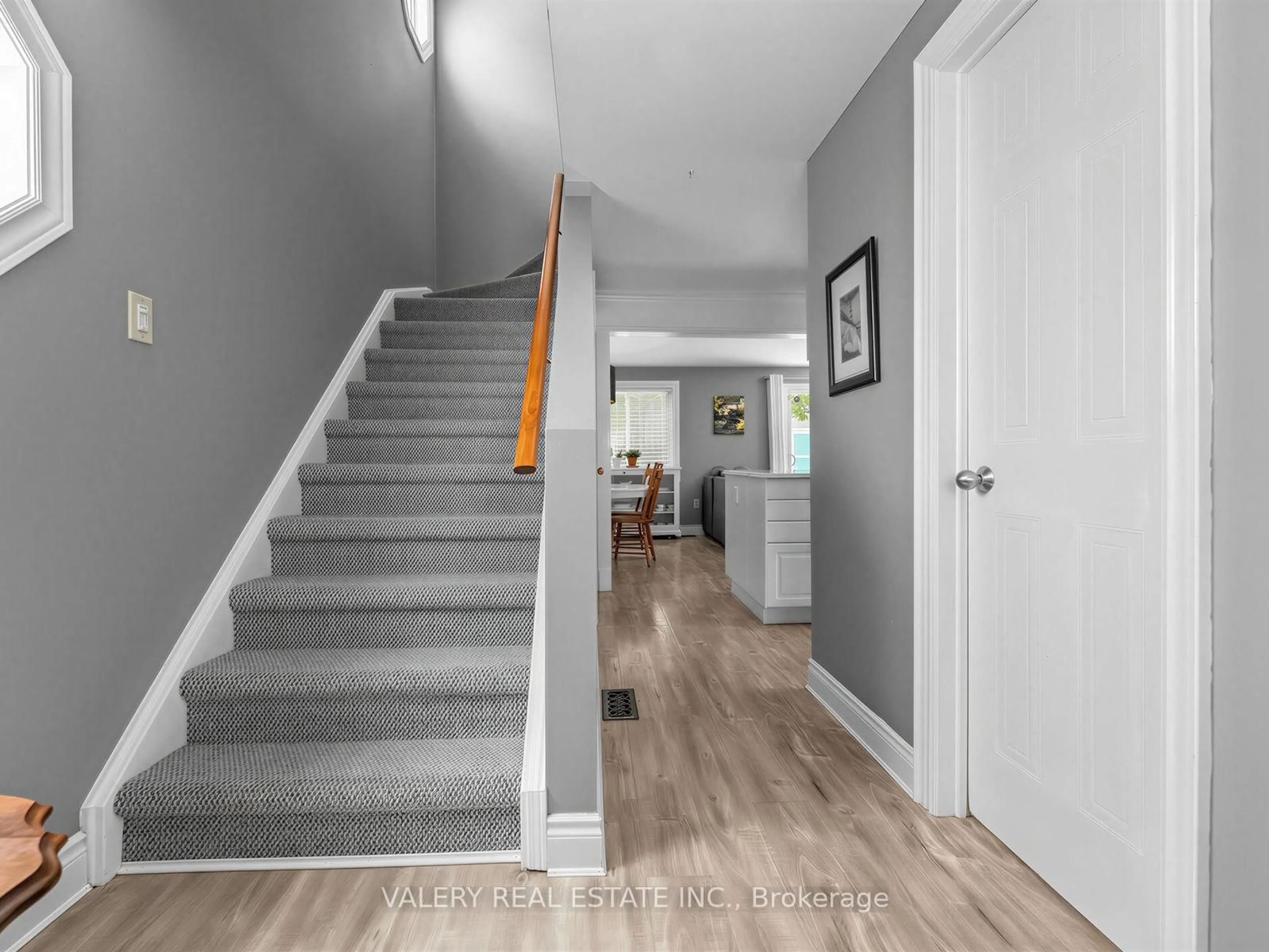 Indoor entryway for 466 Misty Cres, Kitchener Ontario N2B 3V6