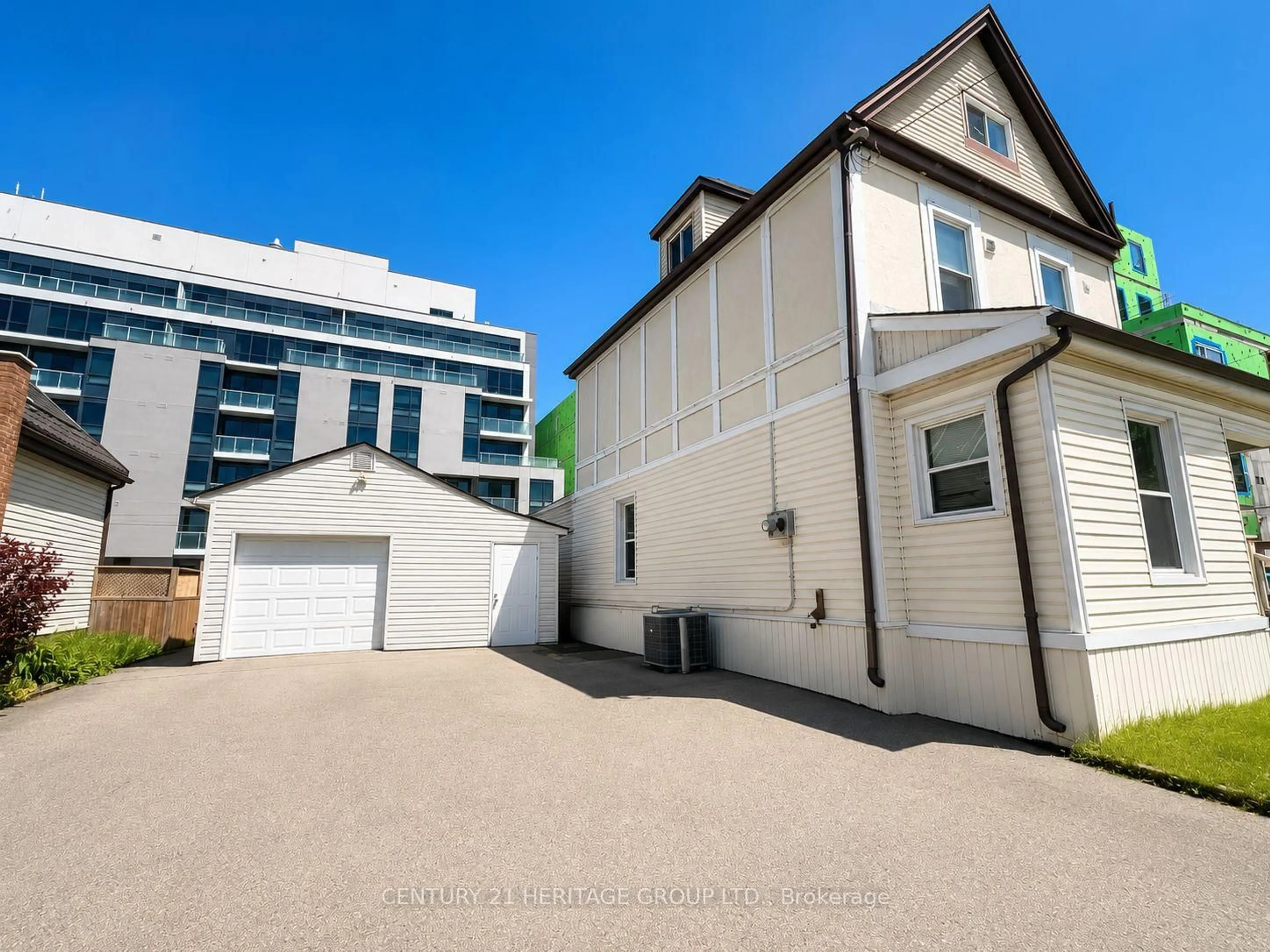 A pic from outside/outdoor area/front of a property/back of a property/a pic from drone, street for 406 Jackson St, Hamilton Ontario L8P 1N4