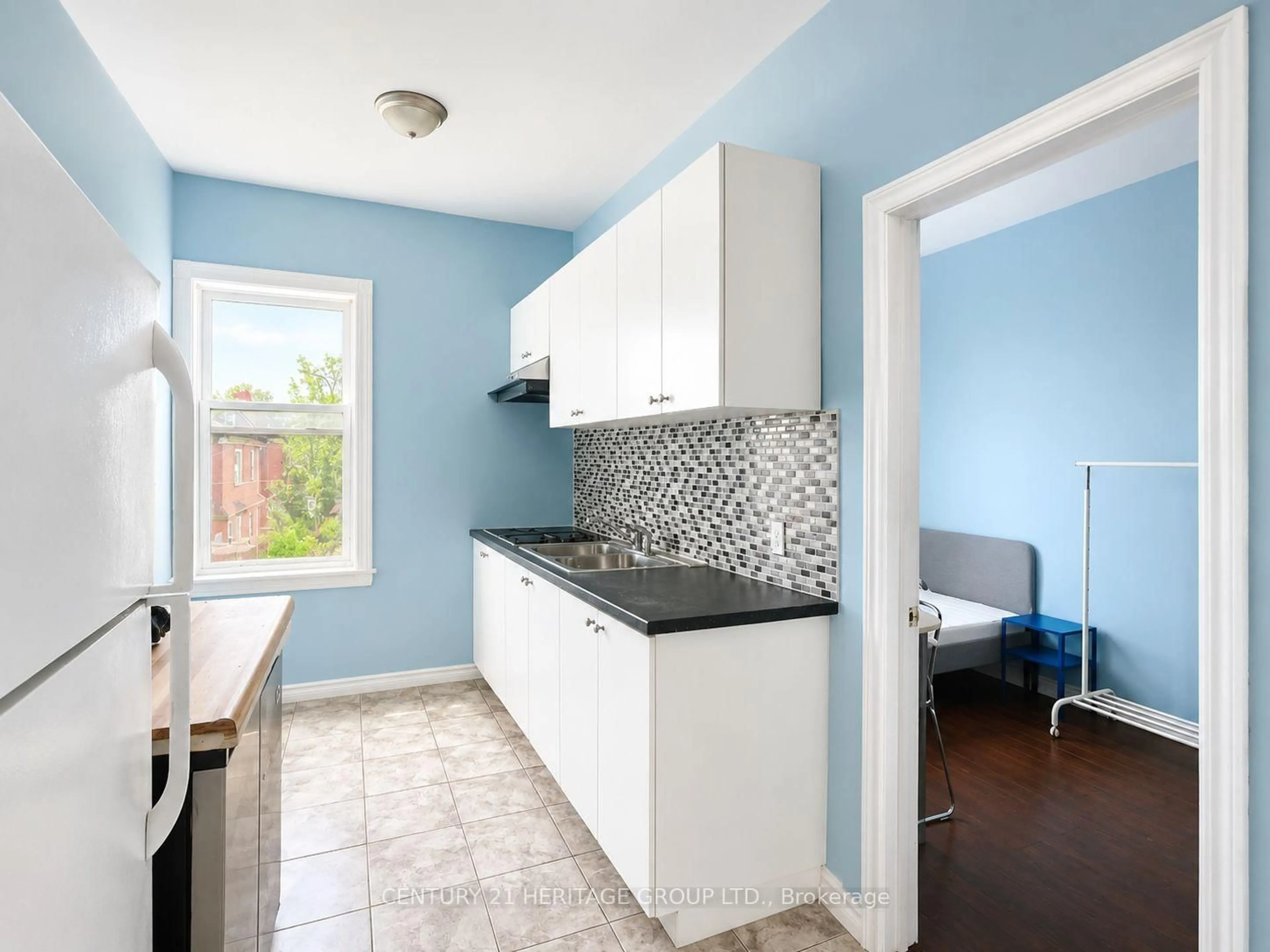 Standard kitchen, ceramic/tile floor for 406 Jackson St, Hamilton Ontario L8P 1N4