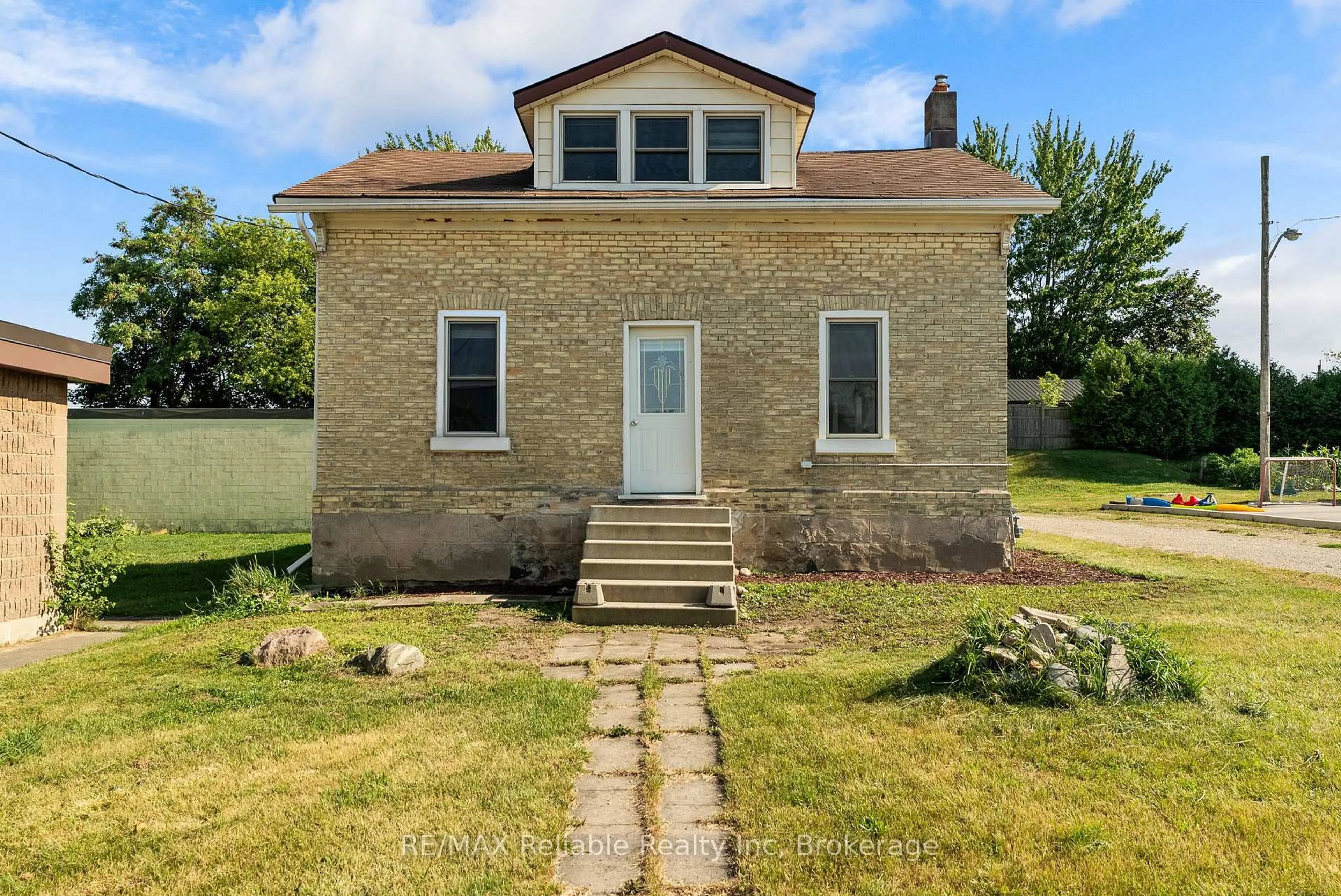 Unknown for 39 Main St, Bluewater Ontario N0M 2T0
