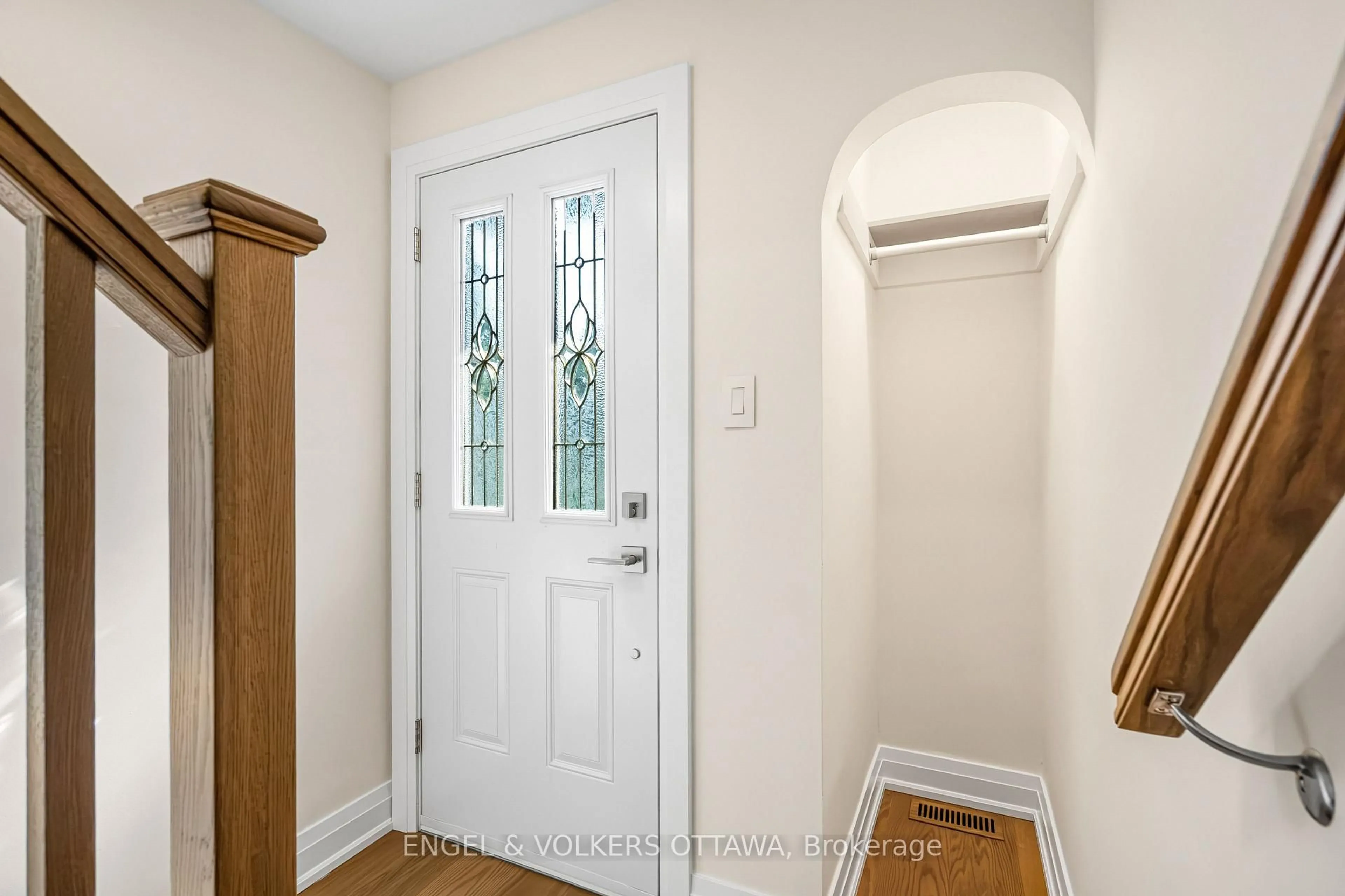 Indoor entryway for 581 Windermere Ave, Ottawa Ontario K2A 2W4