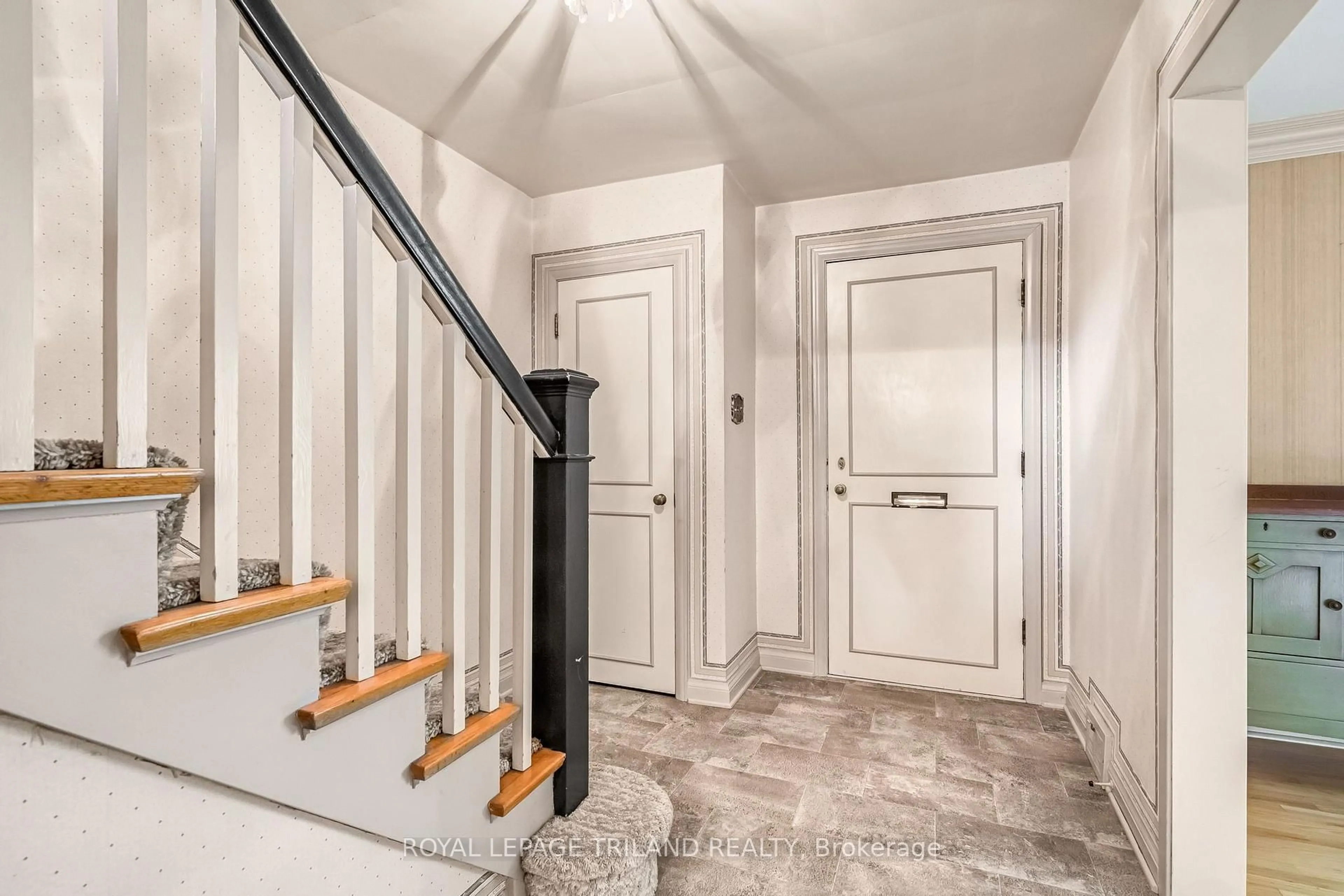 Indoor entryway for 463 Riverside Dr, London North Ontario N6H 2R9