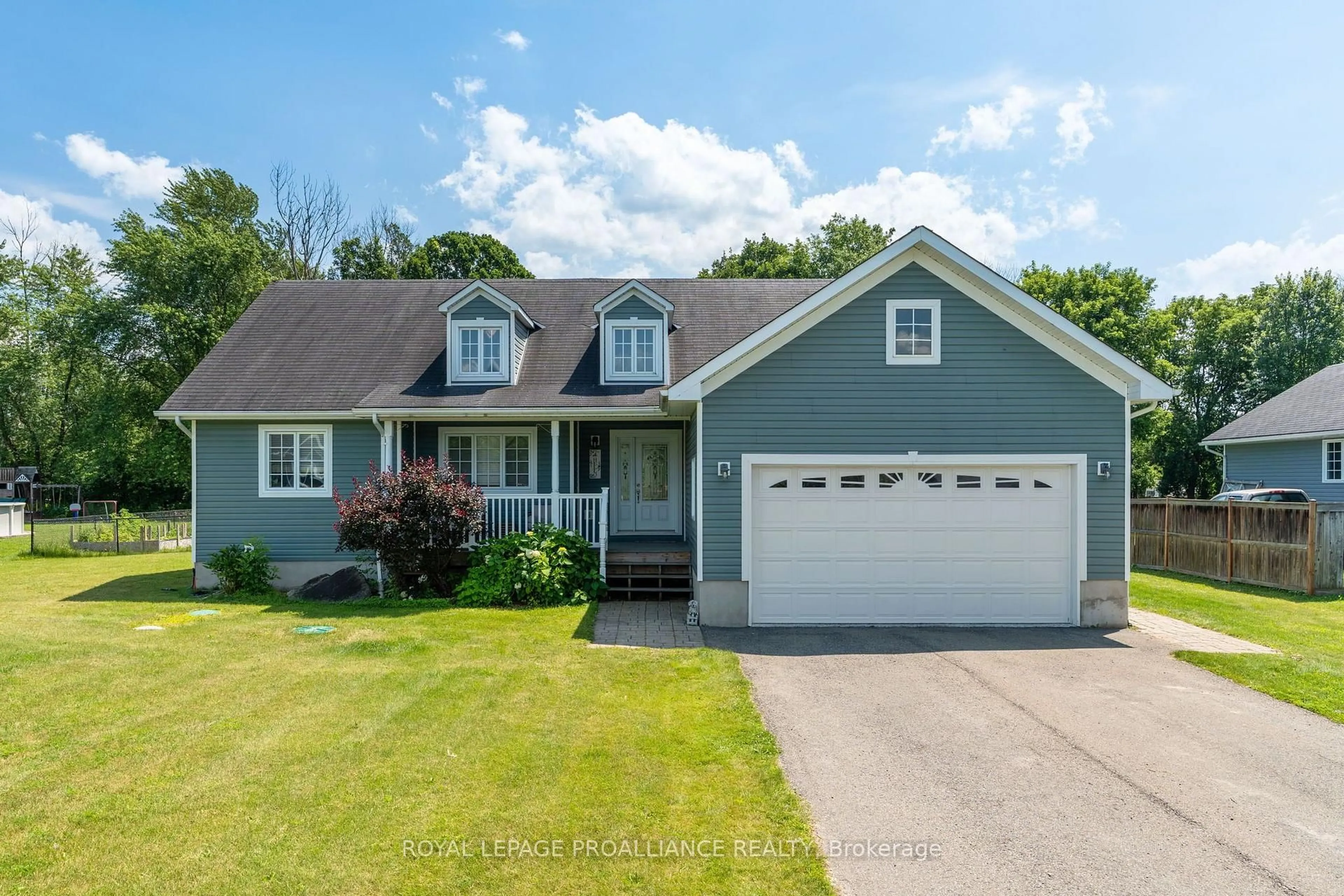 Home with vinyl exterior material, street for 7 Albert St, Edwardsburgh/Cardinal Ontario K0E 1T1