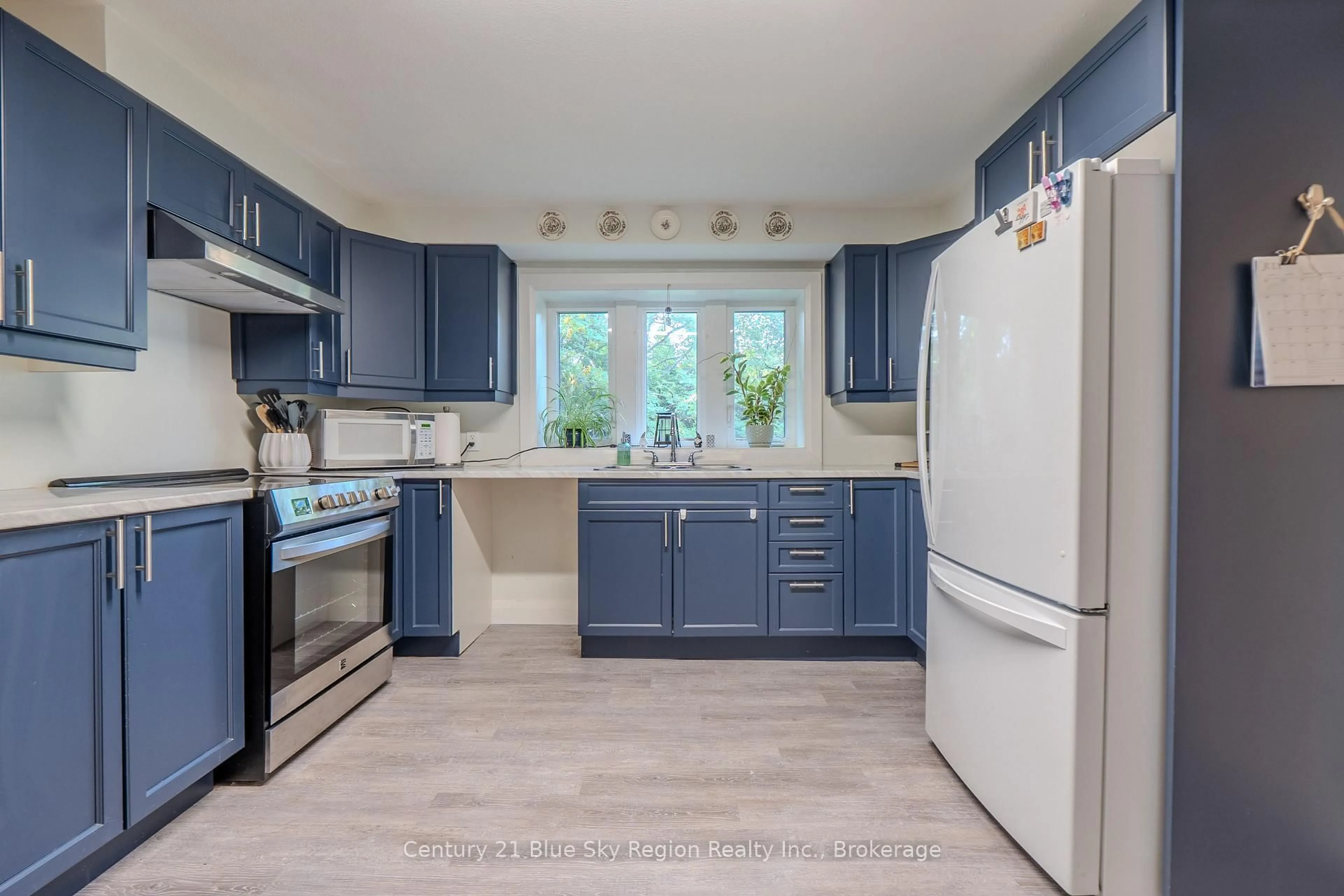 Open concept kitchen, ceramic/tile floor for 421 Mcconnell St, Mattawa Ontario P0H 1V0