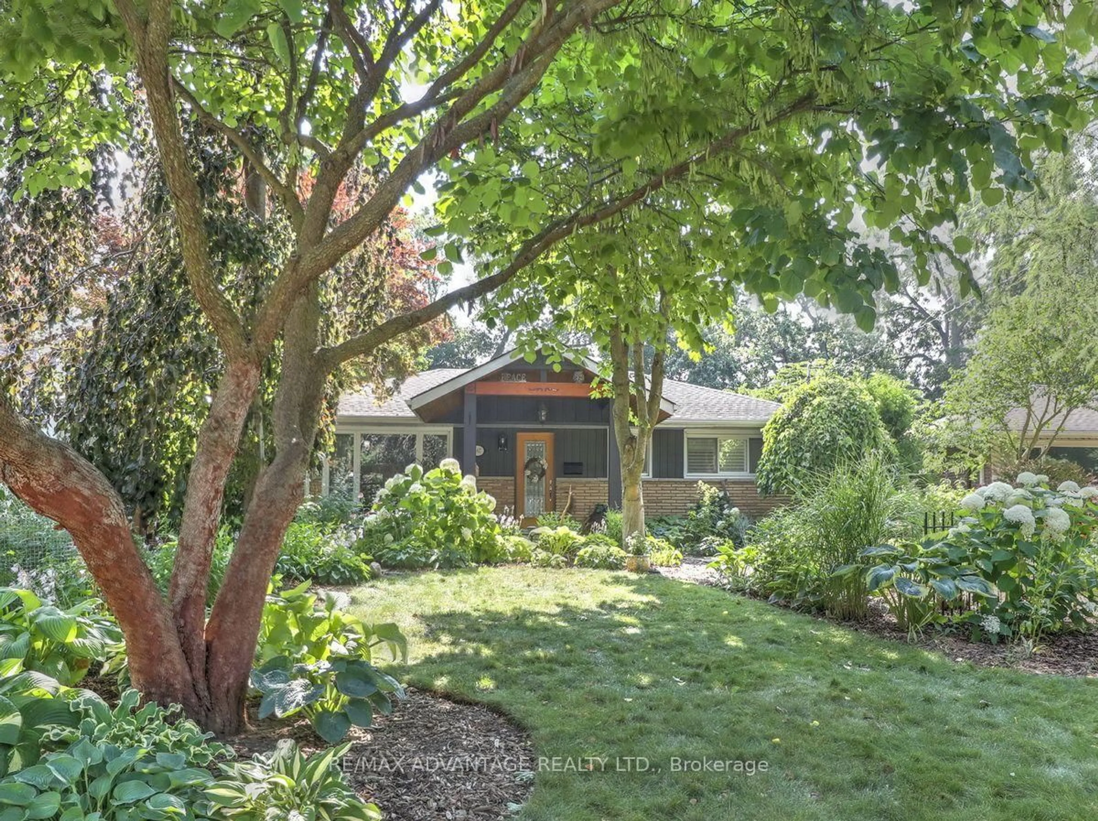 A pic from outside/outdoor area/front of a property/back of a property/a pic from drone, street for 467 Jellicoe Cres, London South Ontario N6K 2M7