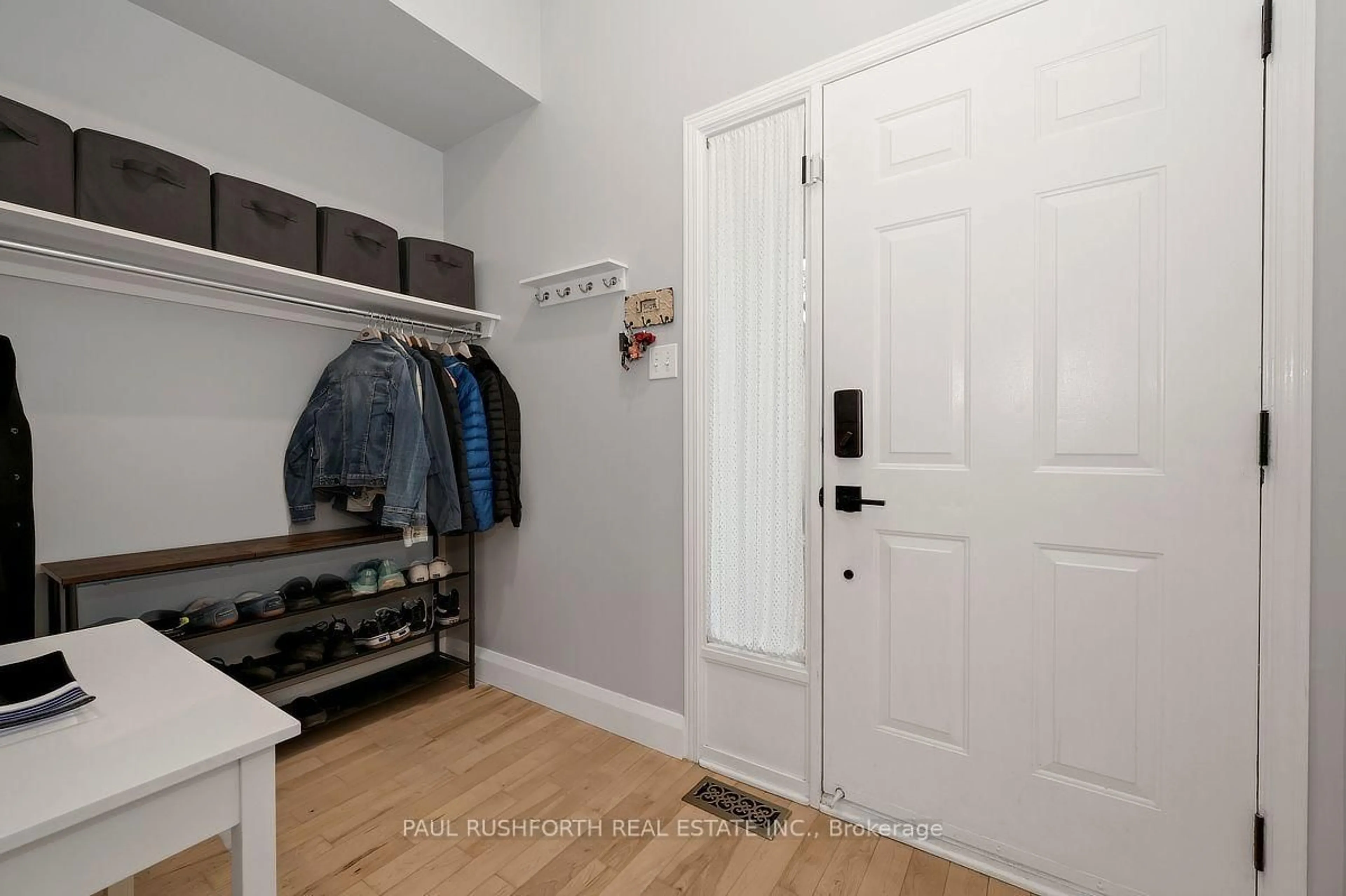 Indoor entryway for 70 Sheppard's Glen Ave, Ottawa Ontario K2M 2M9