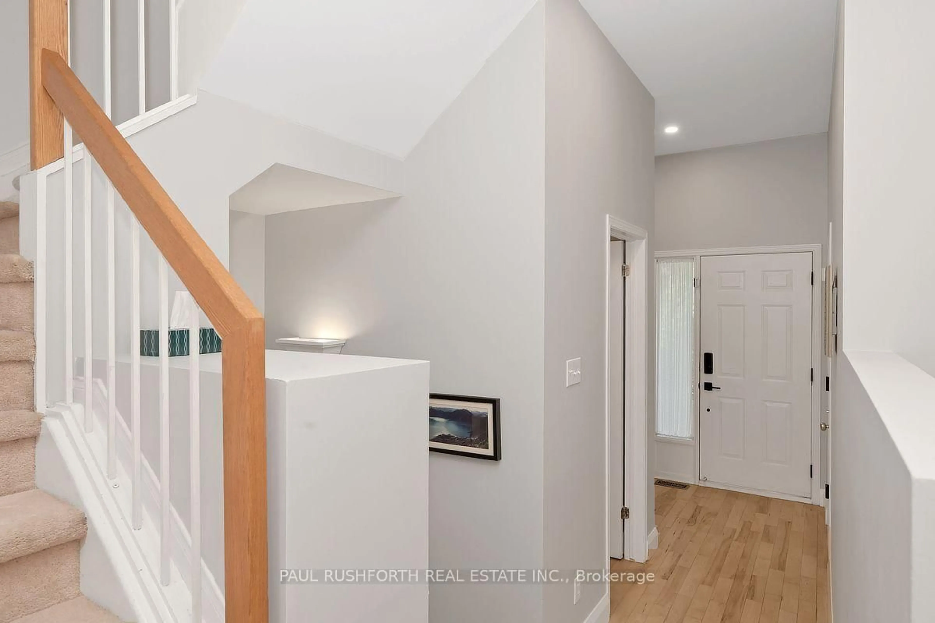 Indoor foyer for 70 Sheppard's Glen Ave, Ottawa Ontario K2M 2M9
