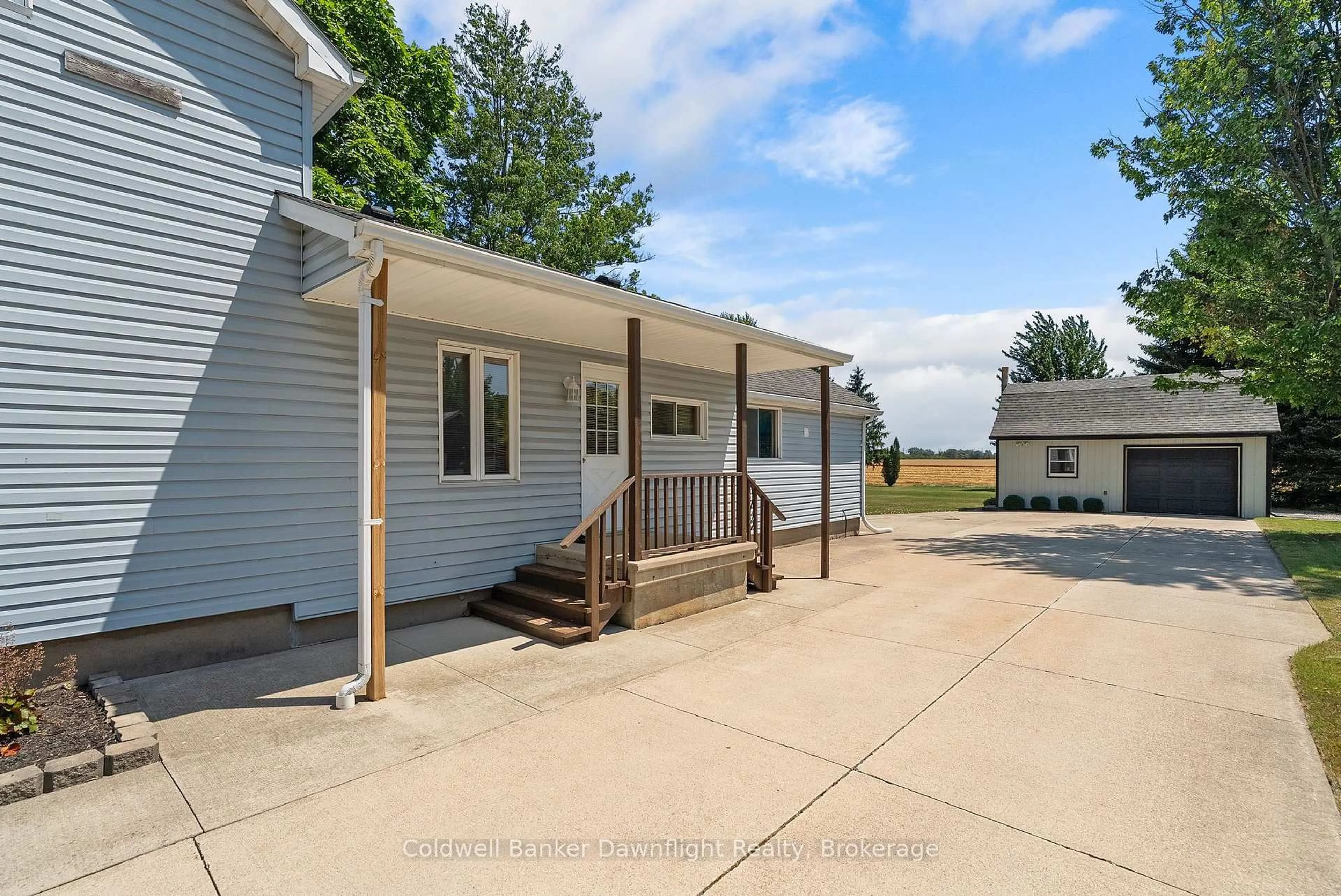 Patio, street for 183 Victoria Ave, South Huron Ontario N0M 1M0
