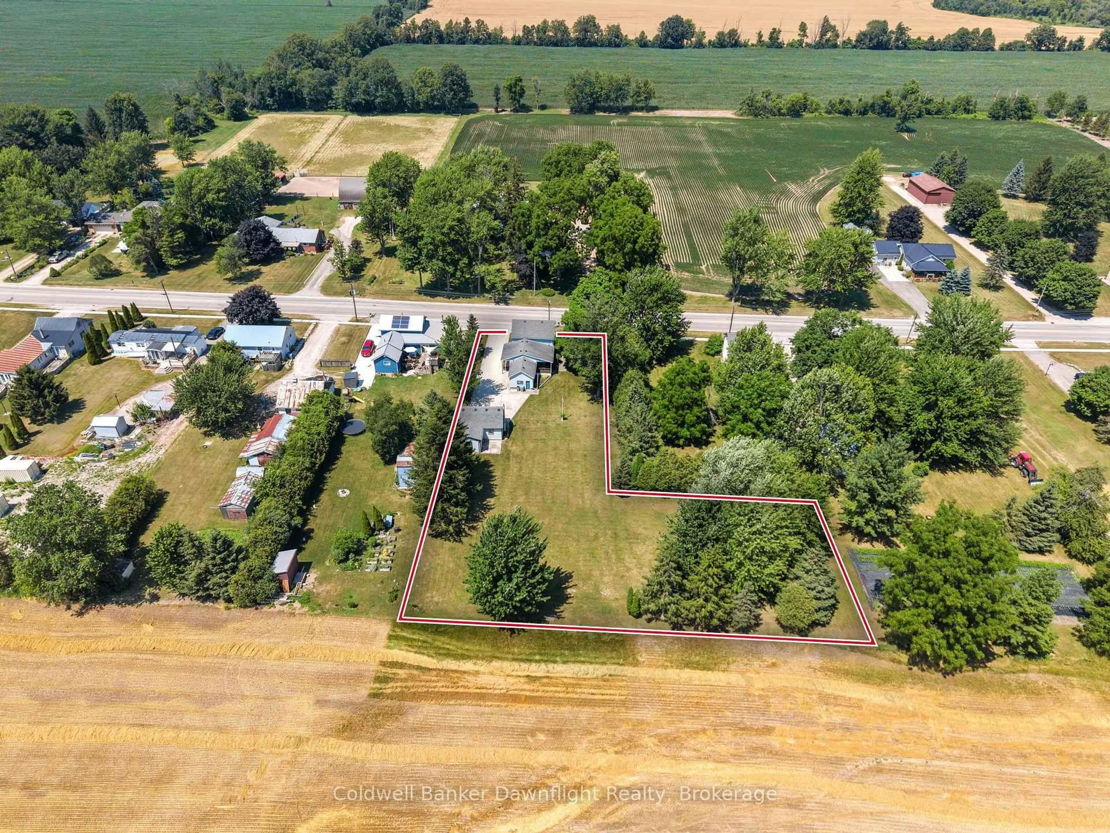 A pic from outside/outdoor area/front of a property/back of a property/a pic from drone, unknown for 183 Victoria Ave, South Huron Ontario N0M 1M0