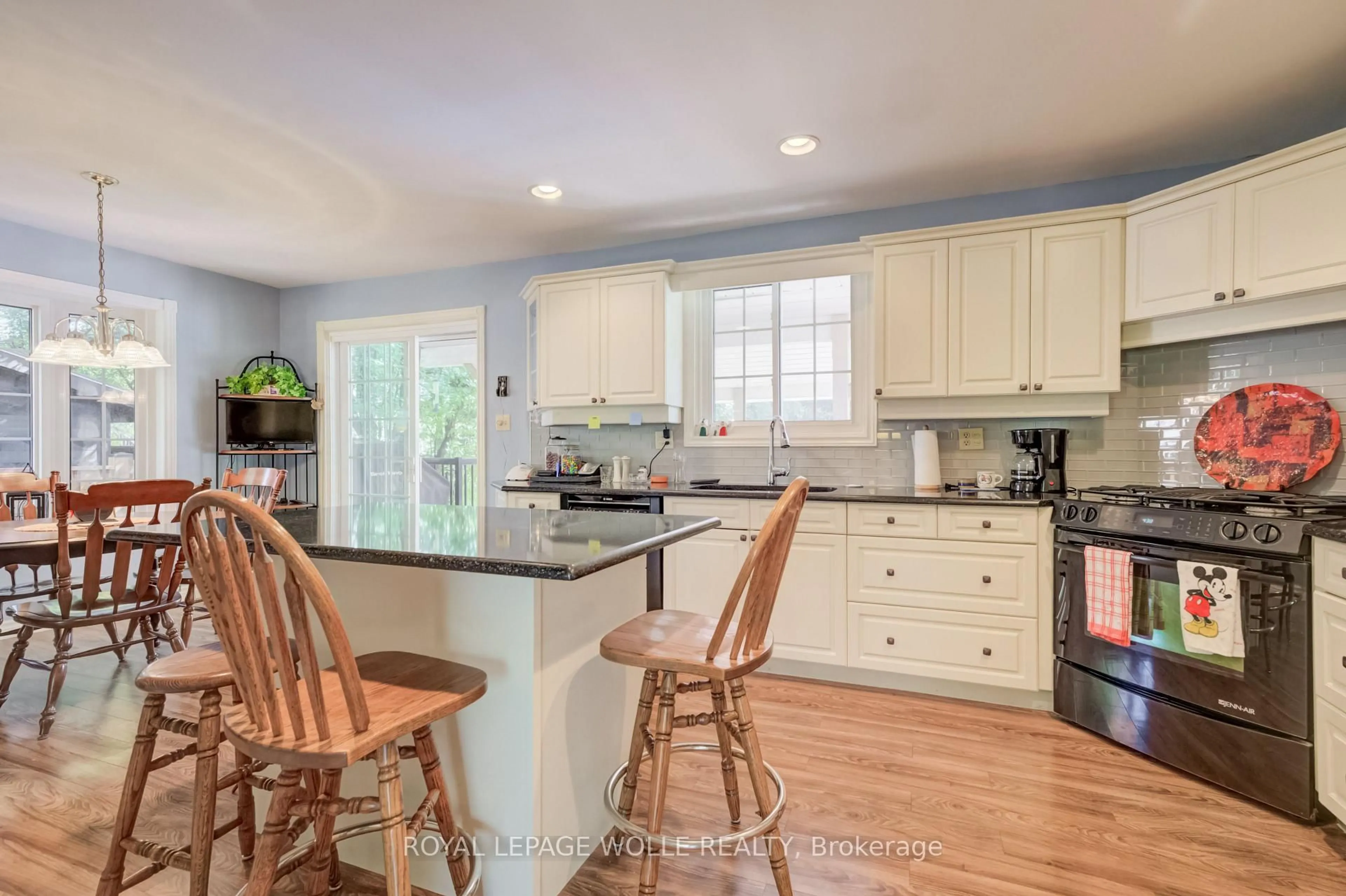 Open concept kitchen, ceramic/tile floor for 291 Villa Pl, Waterloo Ontario N2J 3X6