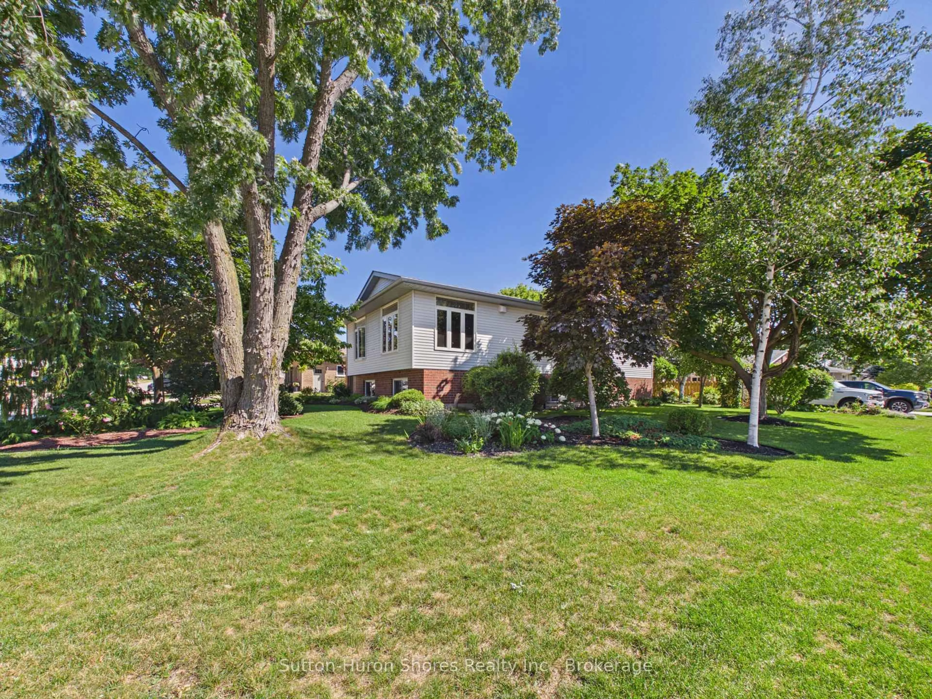 A pic from outside/outdoor area/front of a property/back of a property/a pic from drone, street for 762 Bradford St, Saugeen Shores Ontario N0H 2C4