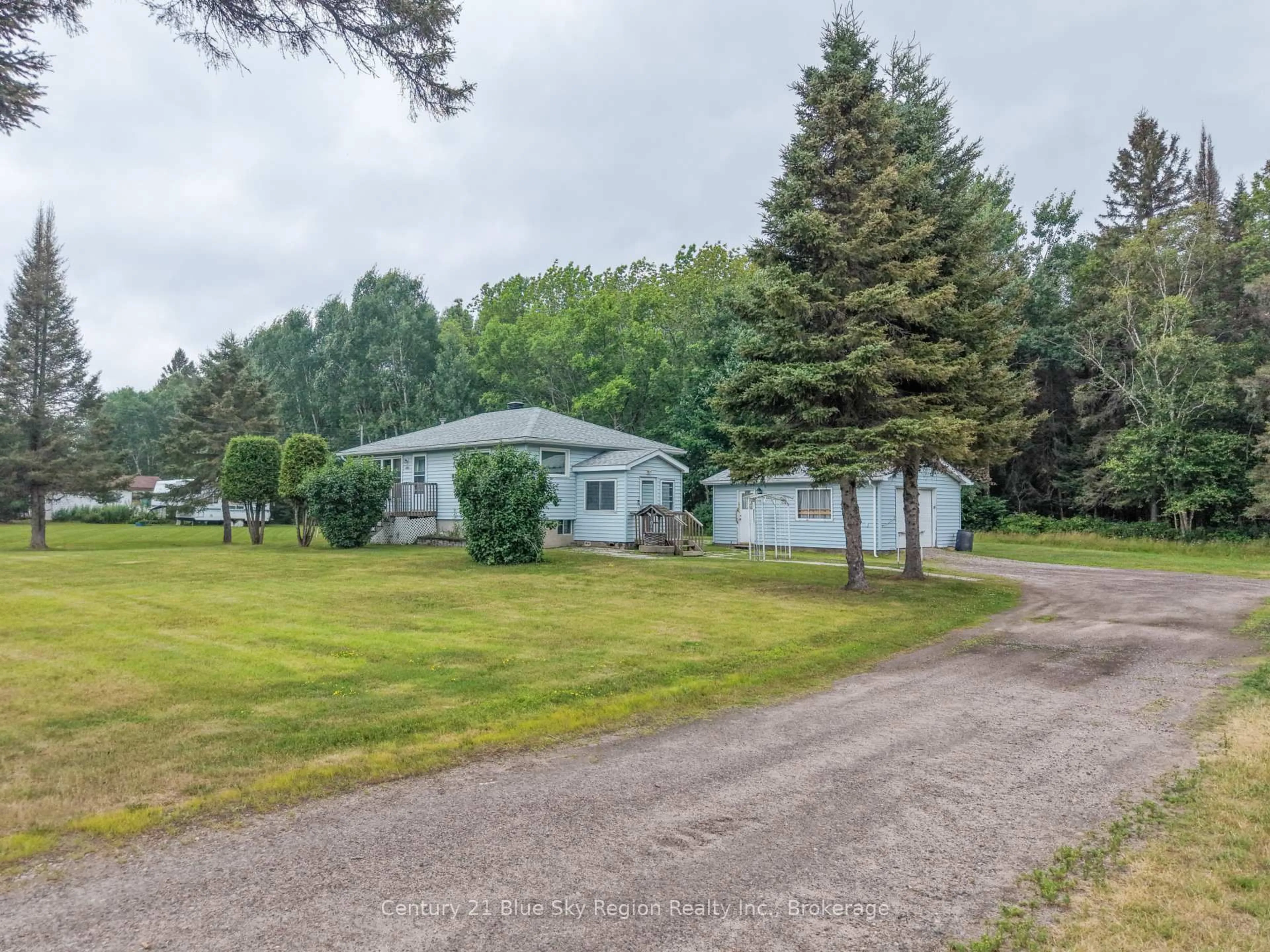 A pic from outside/outdoor area/front of a property/back of a property/a pic from drone, unknown for 1272 Lakeshore Dr, North Bay Ontario P1B 8Z4