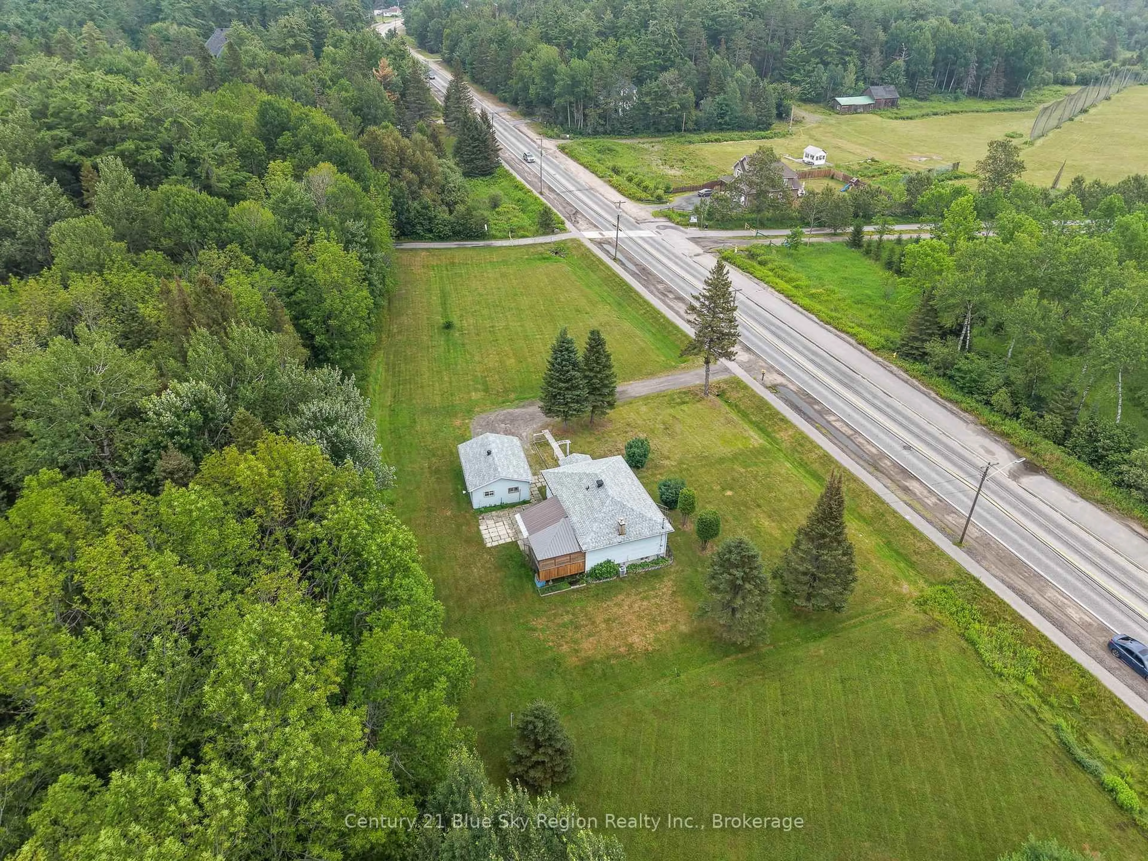 A pic from outside/outdoor area/front of a property/back of a property/a pic from drone, street for 1272 Lakeshore Dr, North Bay Ontario P1B 8Z4