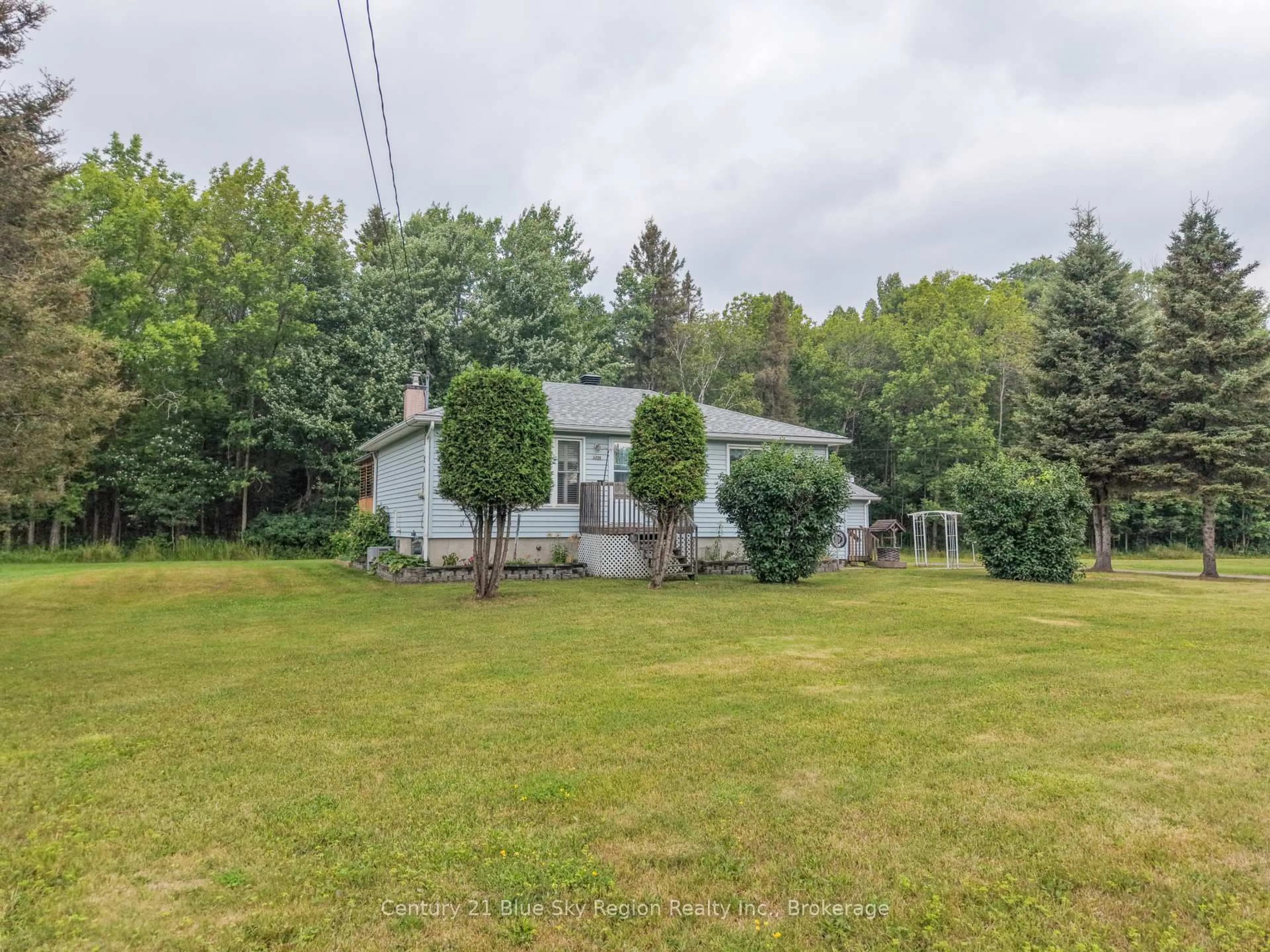 A pic from outside/outdoor area/front of a property/back of a property/a pic from drone, unknown for 1272 Lakeshore Dr, North Bay Ontario P1B 8Z4