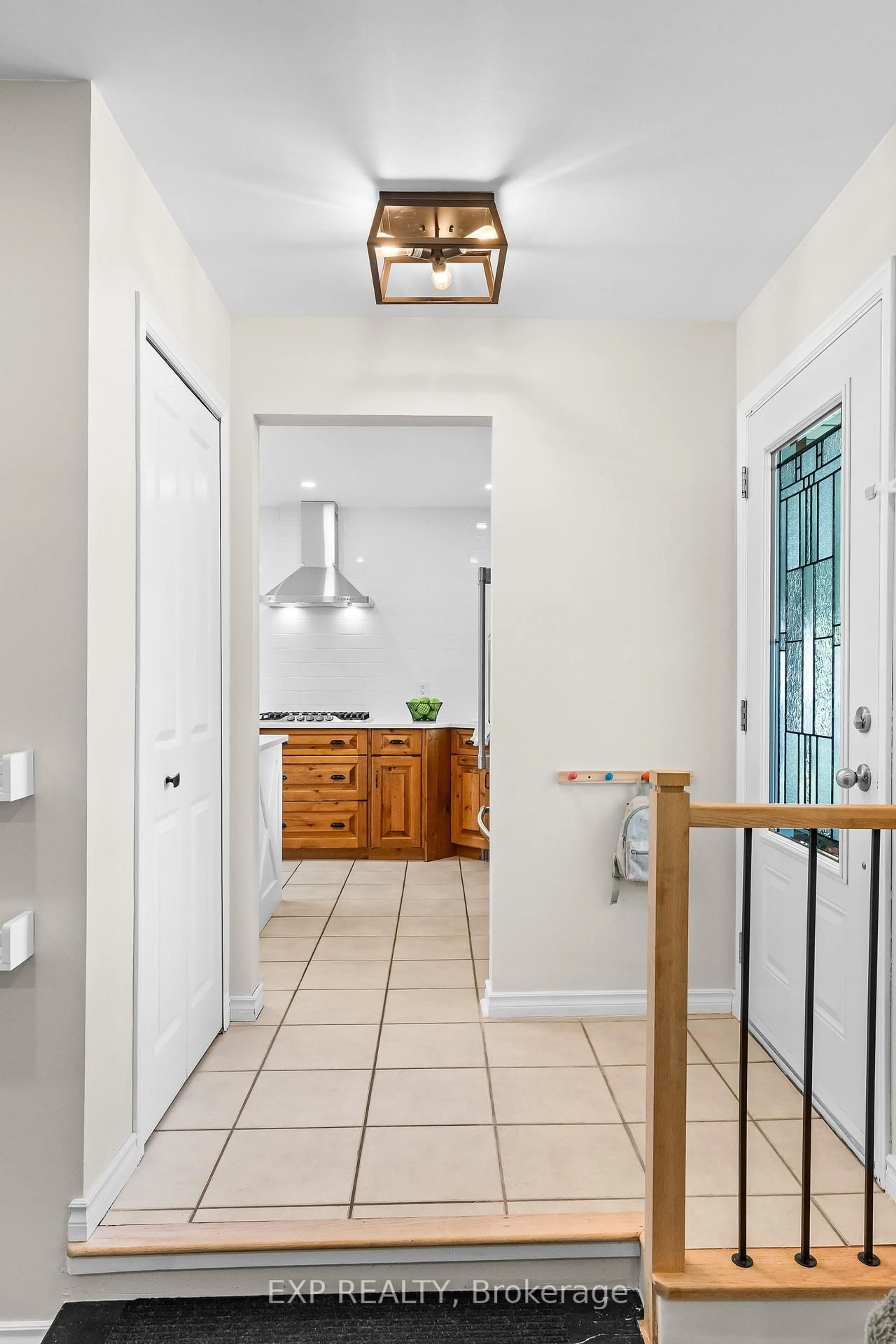 Indoor entryway for 10 Brookbank Cres, Pelham Ontario L0S 1E2