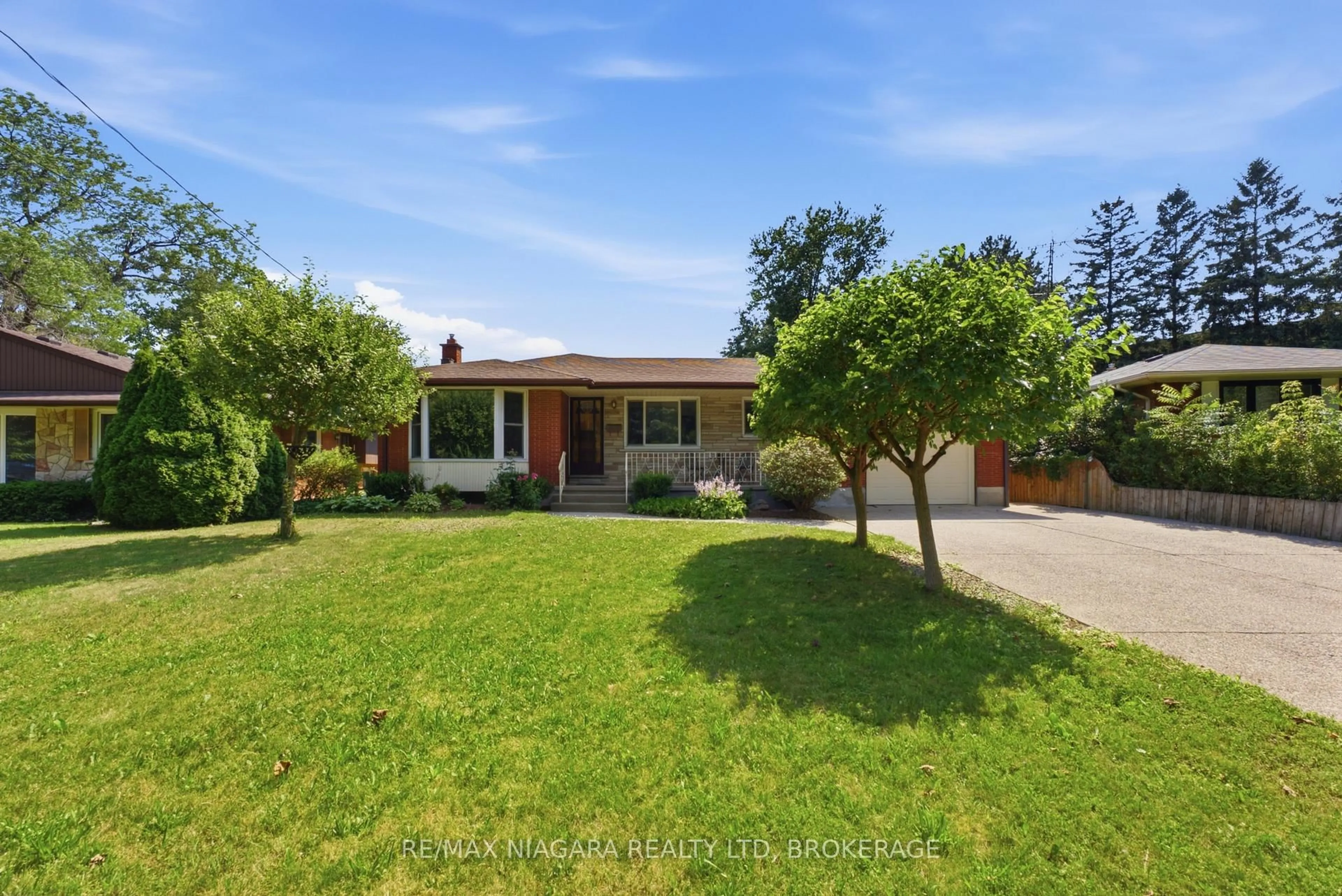 A pic from outside/outdoor area/front of a property/back of a property/a pic from drone, street for 11 RICHELIEU Dr, St. Catharines Ontario L2M 2B7