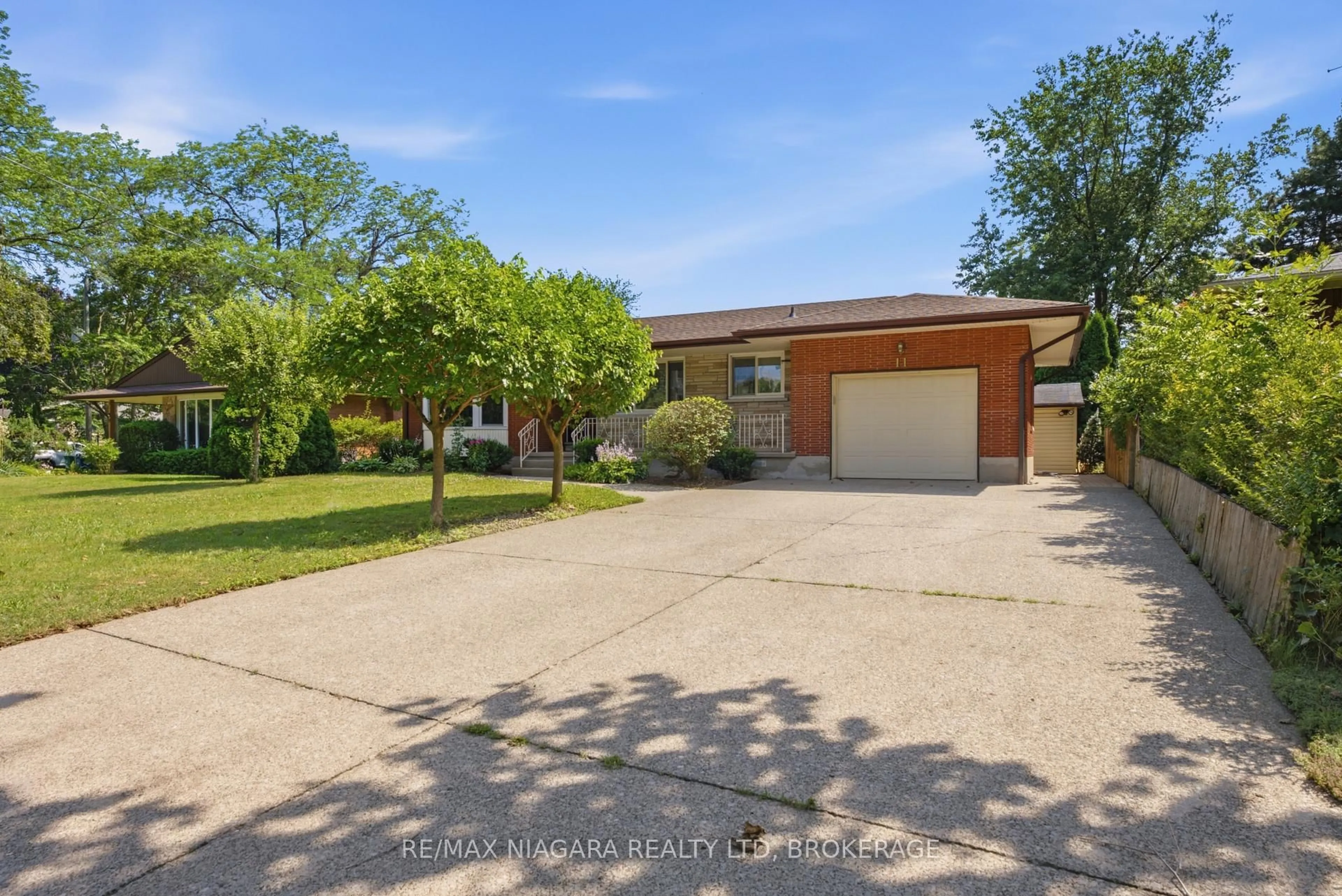 A pic from outside/outdoor area/front of a property/back of a property/a pic from drone, street for 11 RICHELIEU Dr, St. Catharines Ontario L2M 2B7
