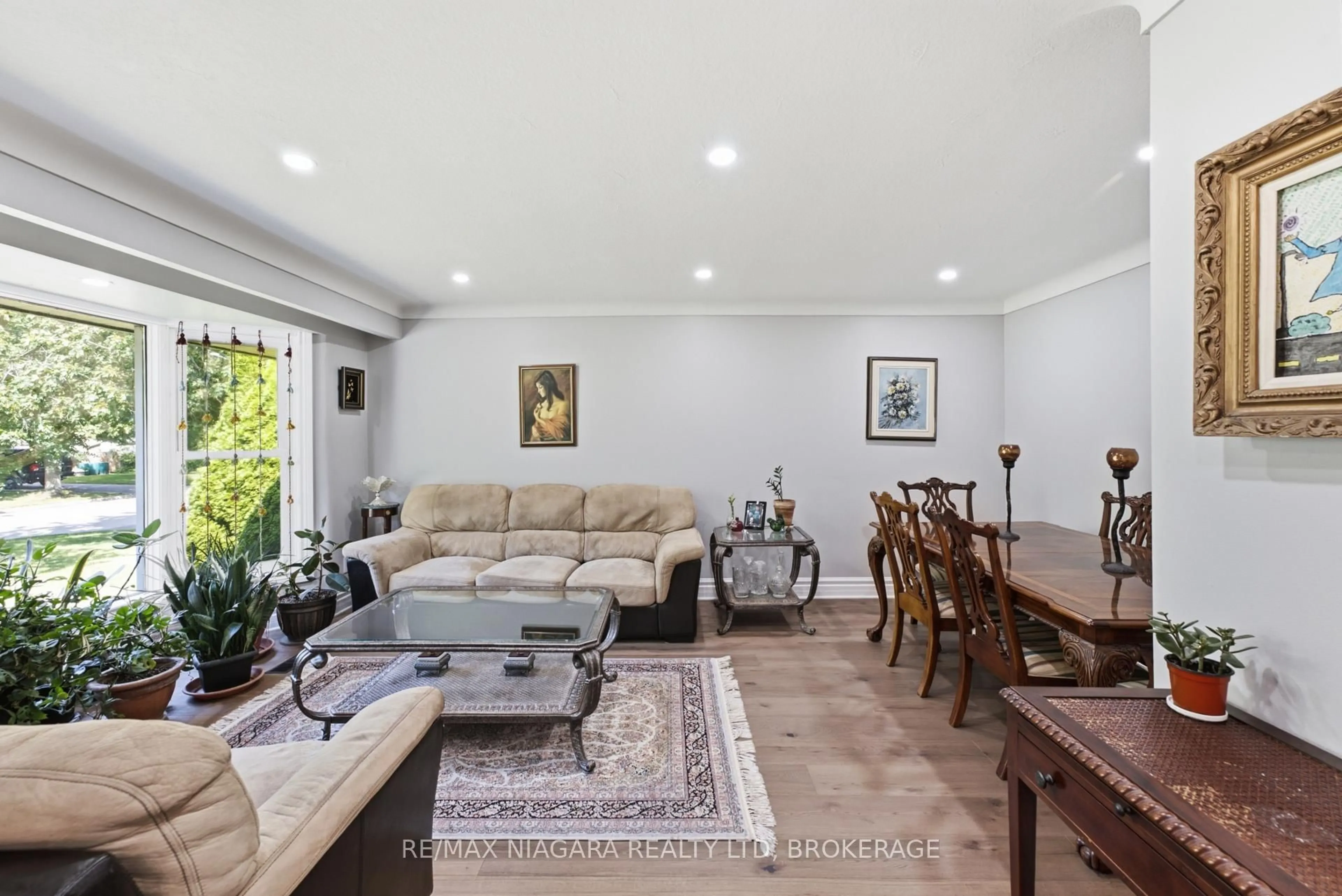 Living room with furniture, unknown for 11 RICHELIEU Dr, St. Catharines Ontario L2M 2B7