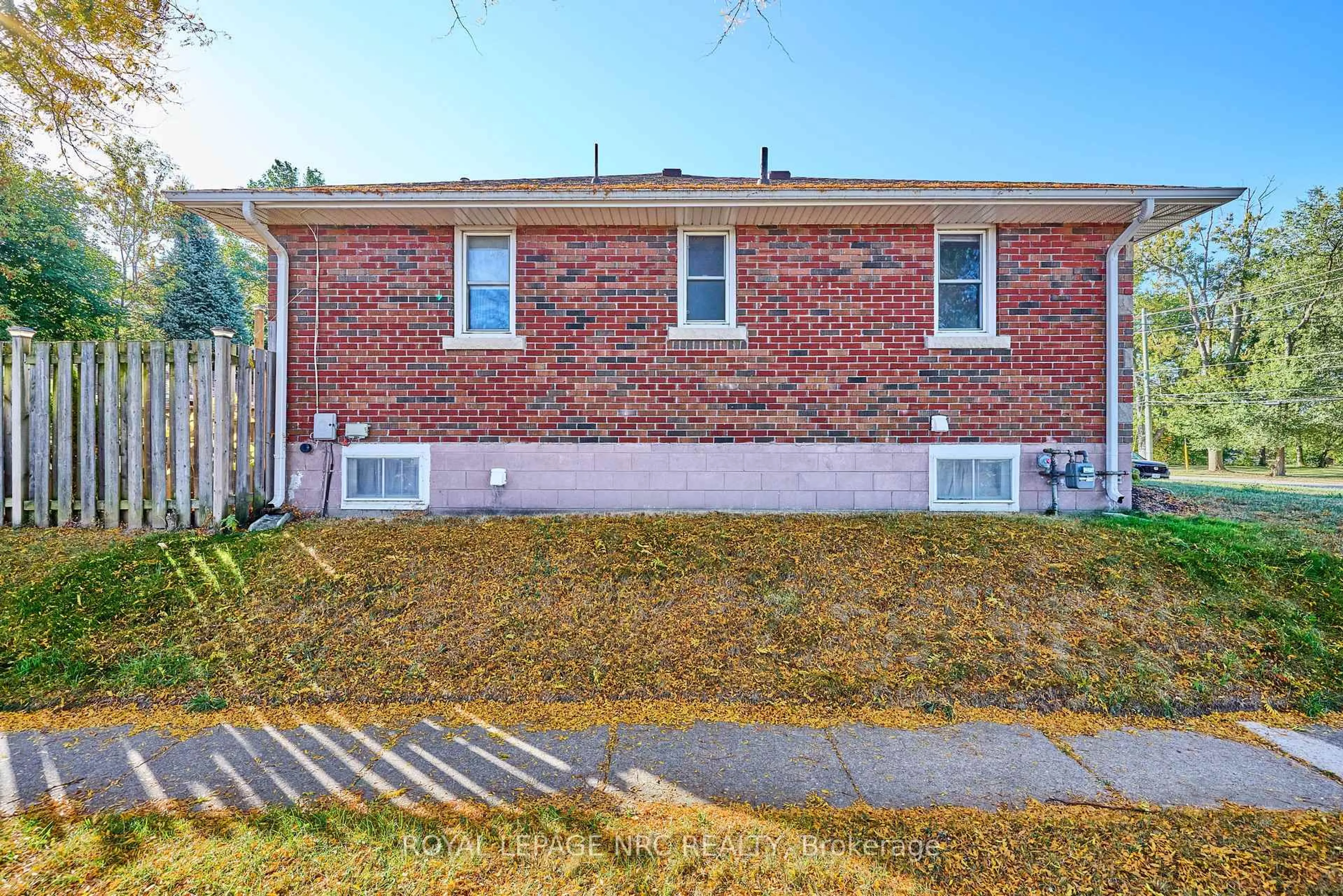 Home with brick exterior material, street for 2862 Dorchester Rd, Niagara Falls Ontario L2J 2Z3