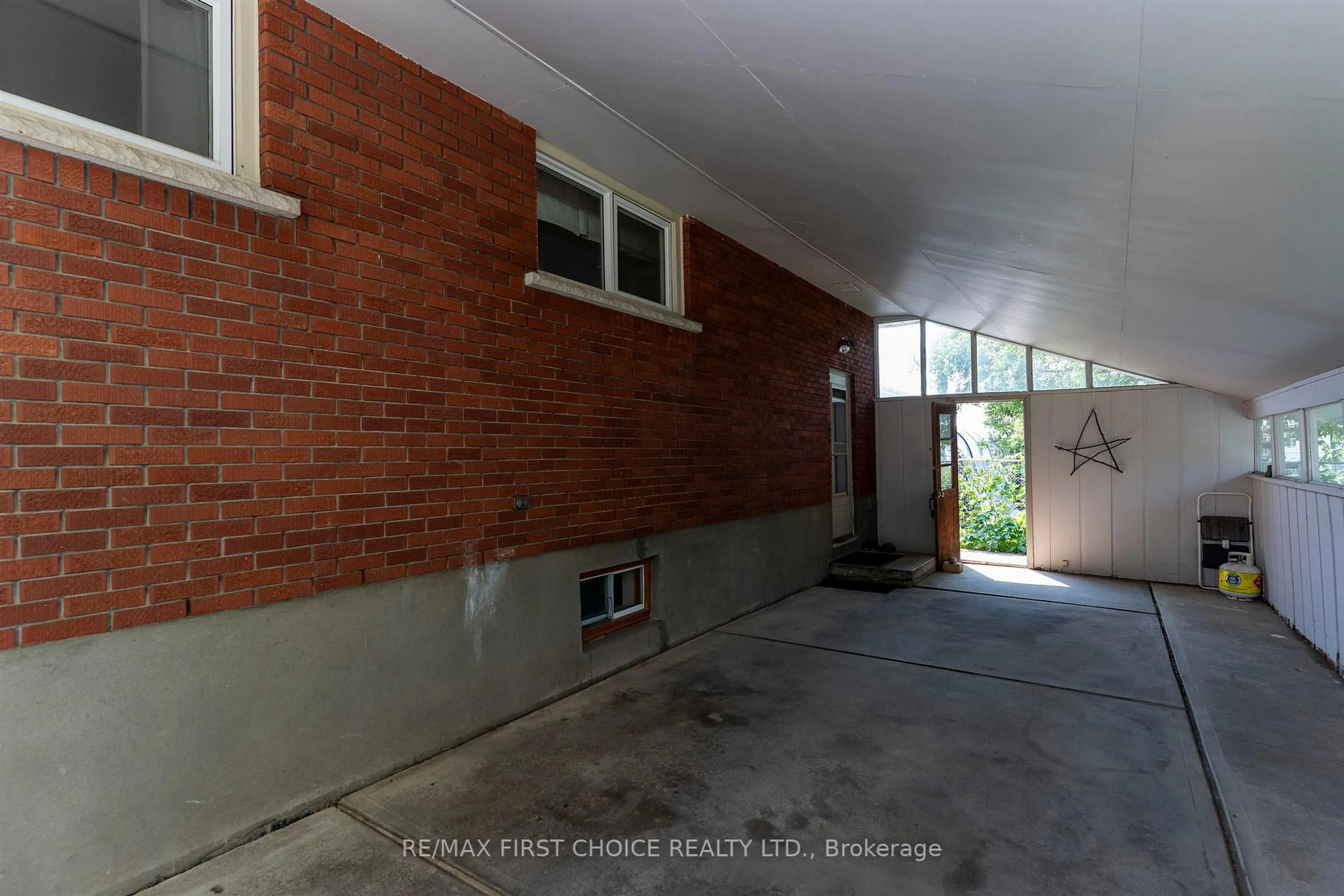 Indoor garage for 601 Edward St, Thunder Bay Ontario P7E 2H1