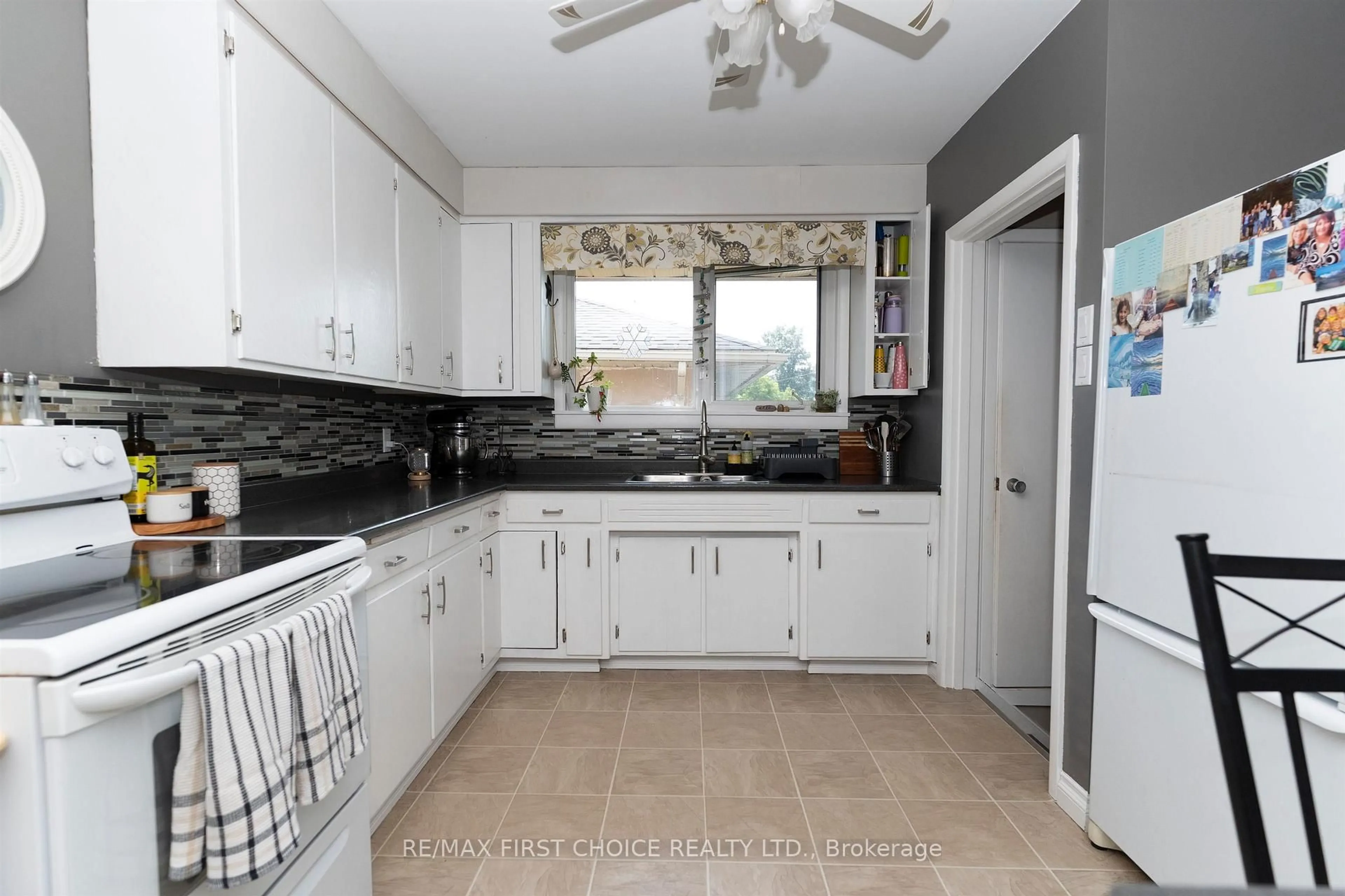 Standard kitchen, ceramic/tile floor for 601 Edward St, Thunder Bay Ontario P7E 2H1