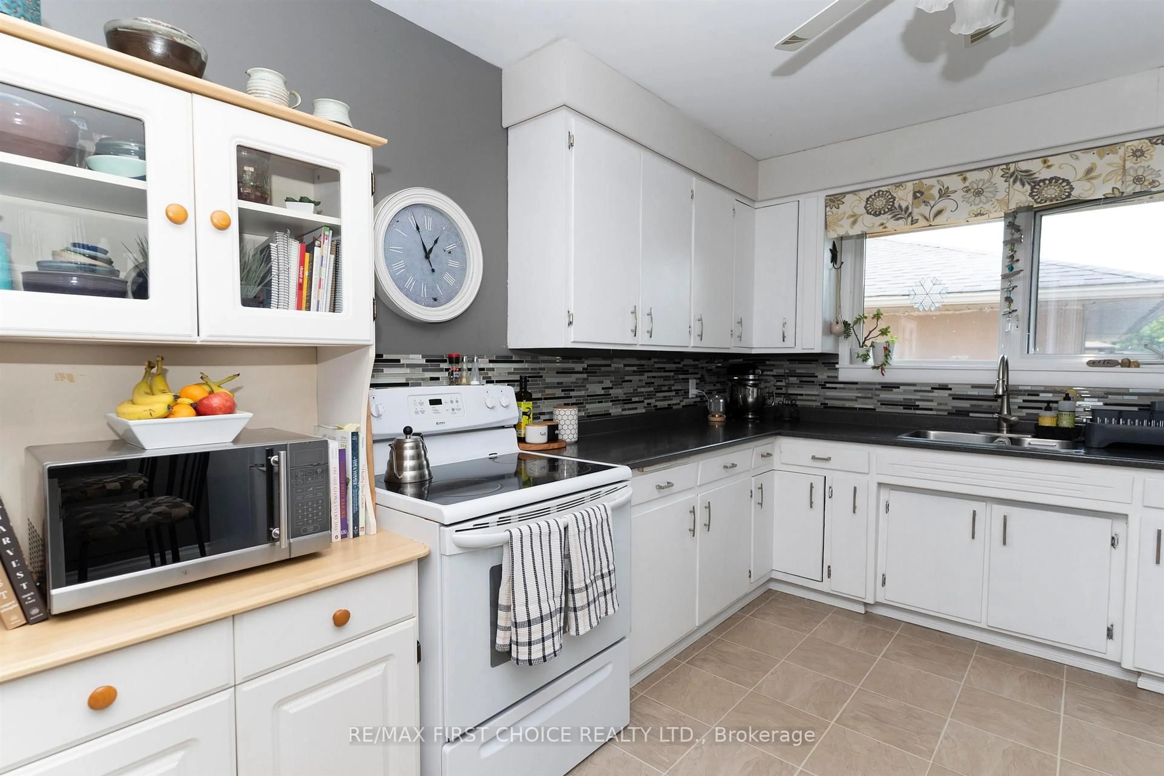 Standard kitchen, ceramic/tile floor for 601 Edward St, Thunder Bay Ontario P7E 2H1