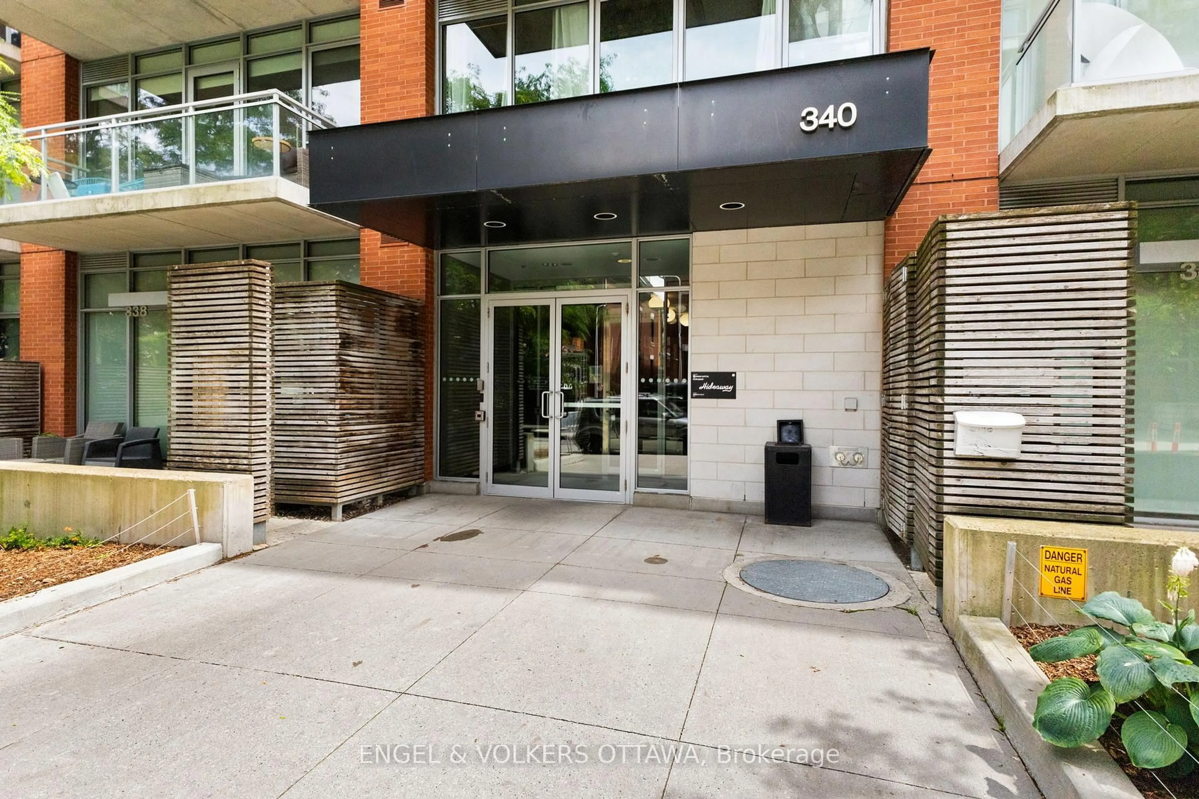 Indoor foyer for 340 McLeod St #935, Ottawa Ontario K2P 1A4