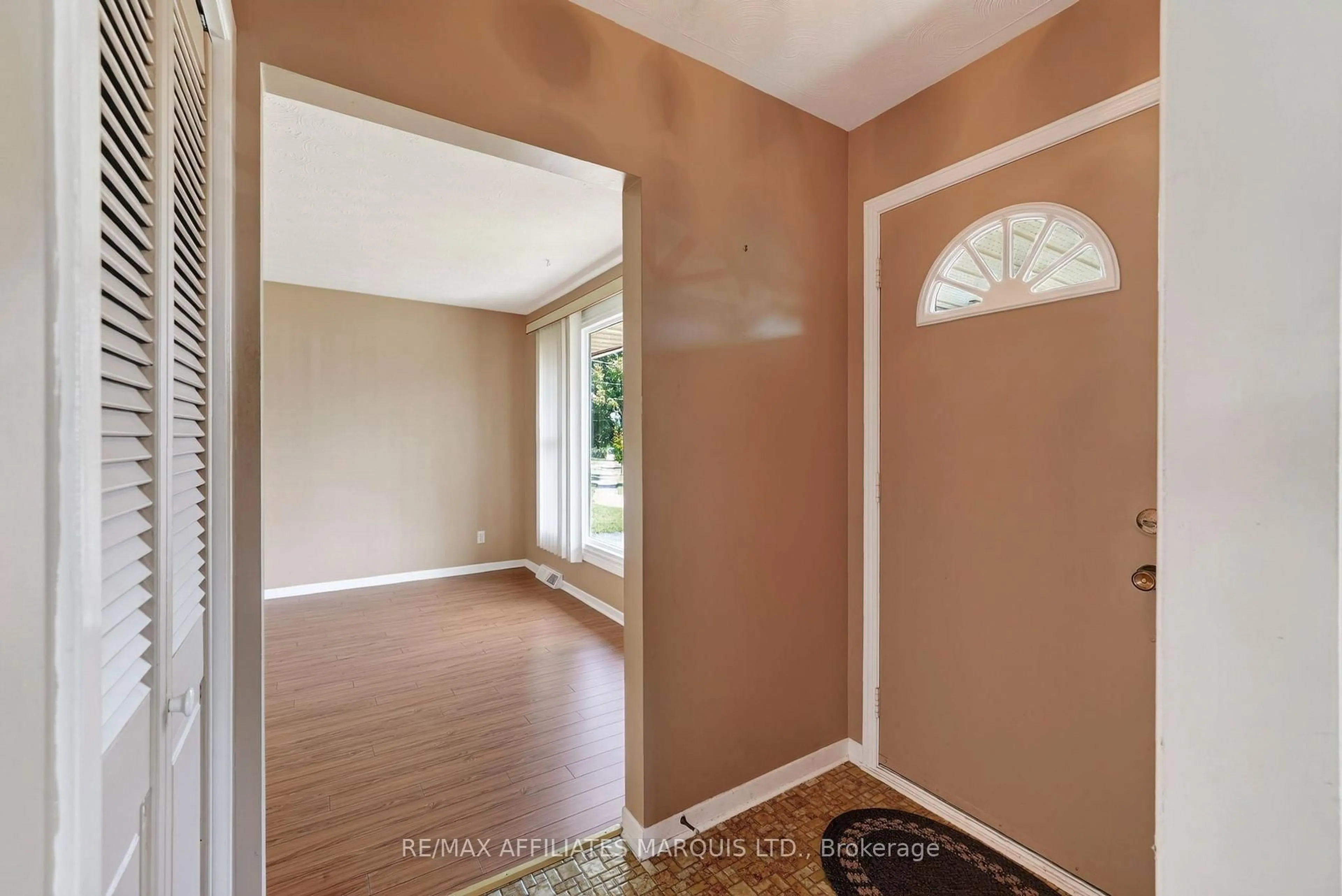 Indoor entryway for 529 Anthony St, Cornwall Ontario K6H 5L1