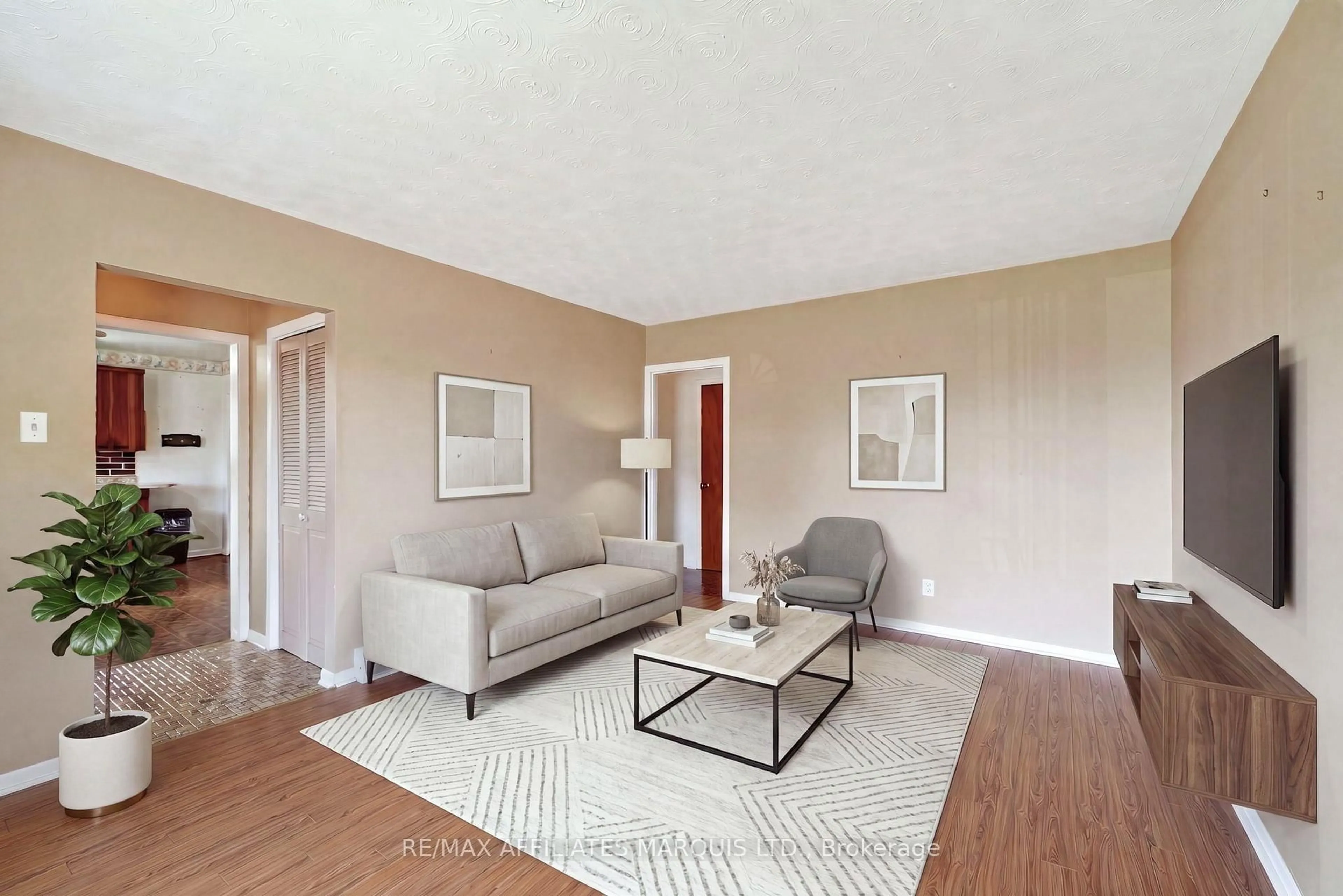 Living room with furniture, unknown for 529 Anthony St, Cornwall Ontario K6H 5L1