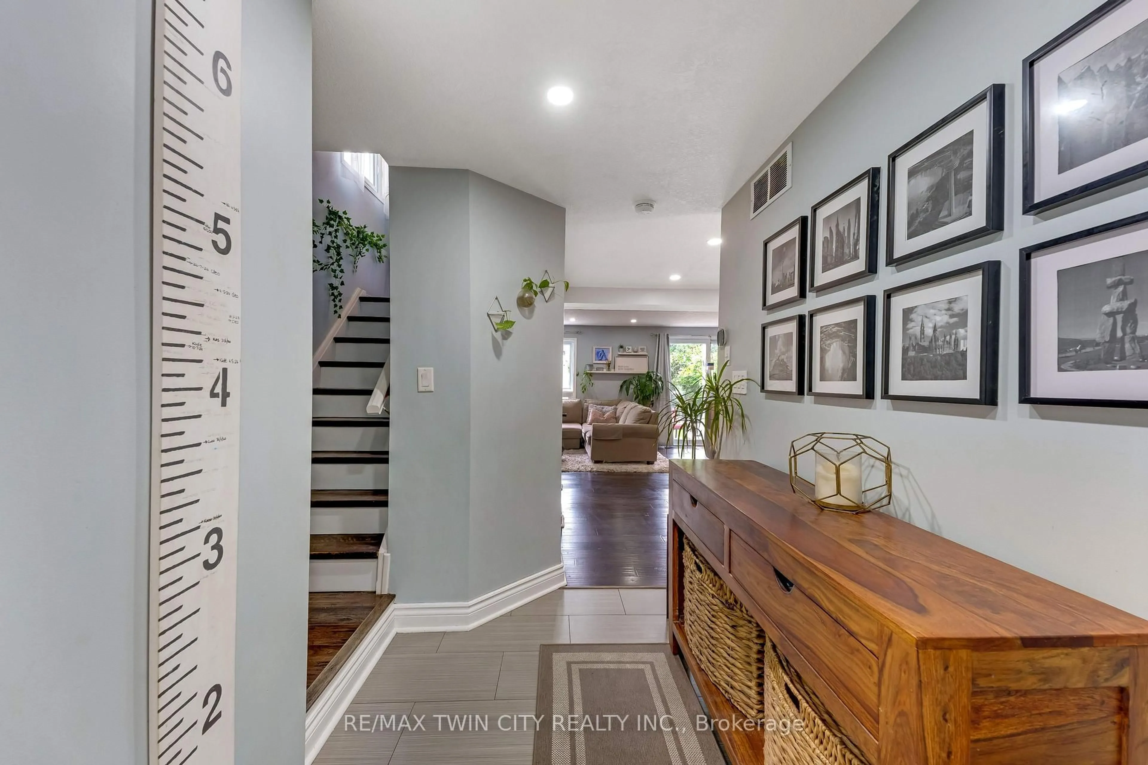 Indoor entryway for 925 Copper Leaf Cres, Kitchener Ontario N2E 3W1