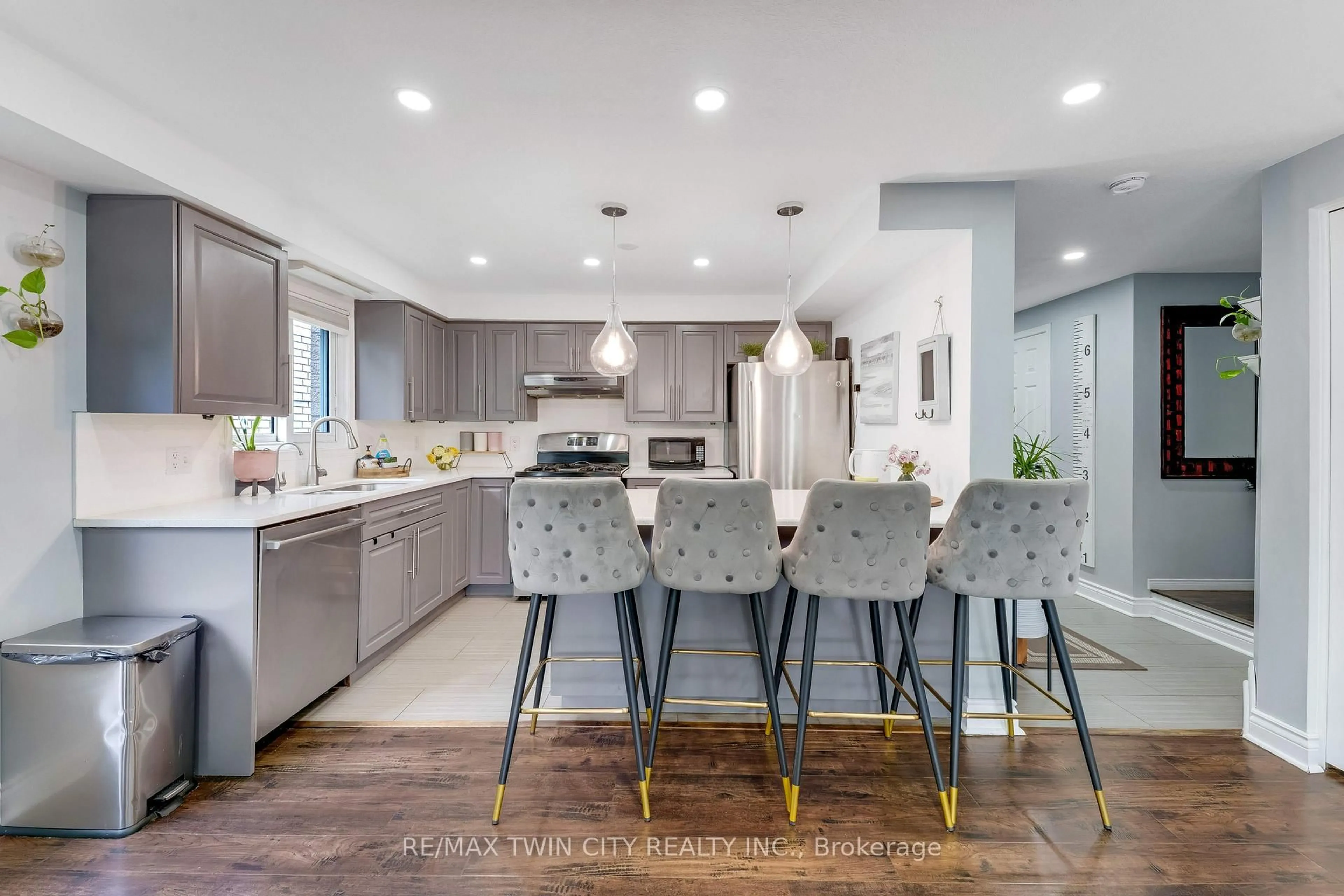 Contemporary kitchen, unknown for 925 Copper Leaf Cres, Kitchener Ontario N2E 3W1
