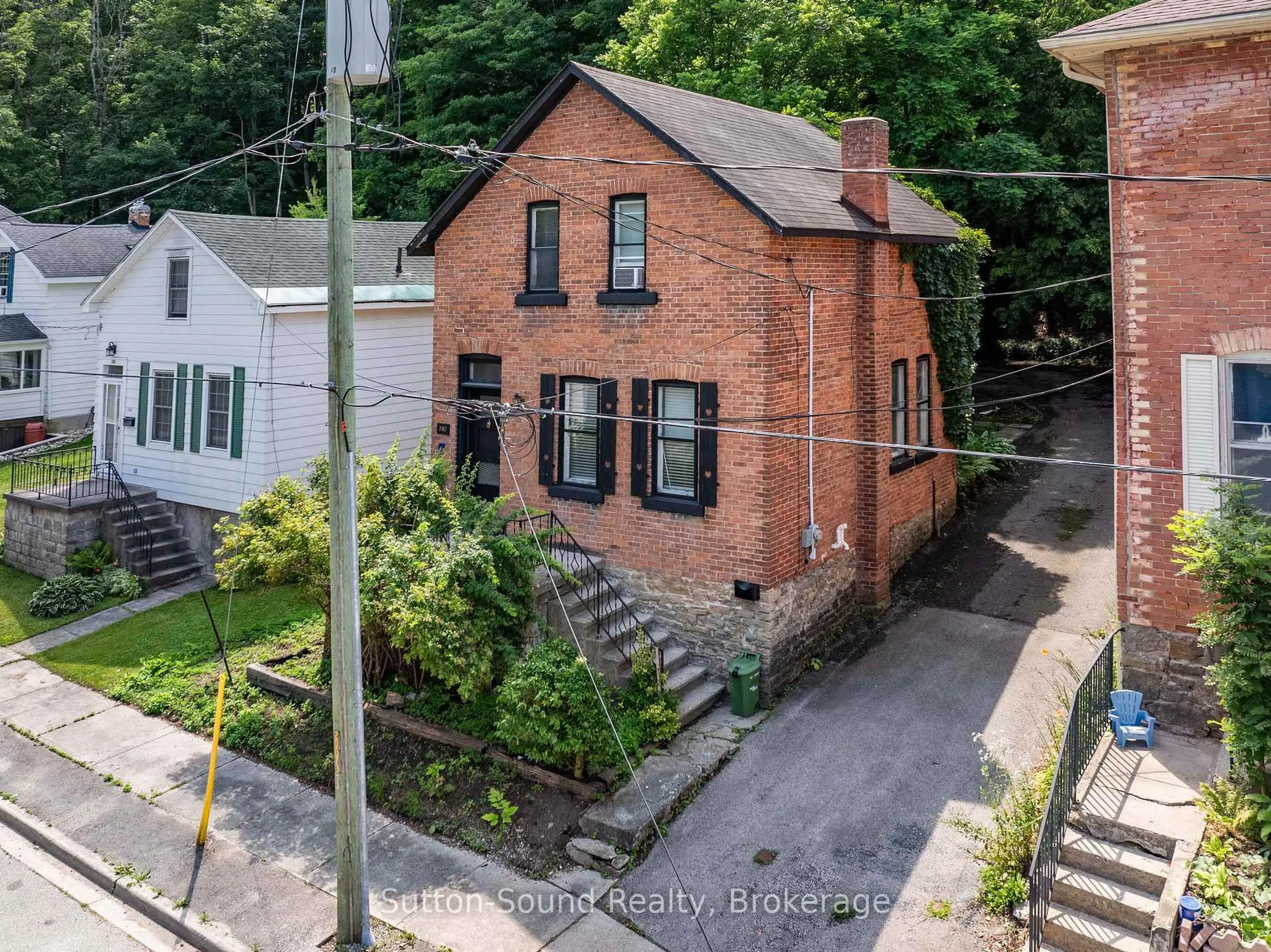 A pic from outside/outdoor area/front of a property/back of a property/a pic from drone, street for 790 3rd Ave A Ave, Owen Sound Ontario N4K 4P3