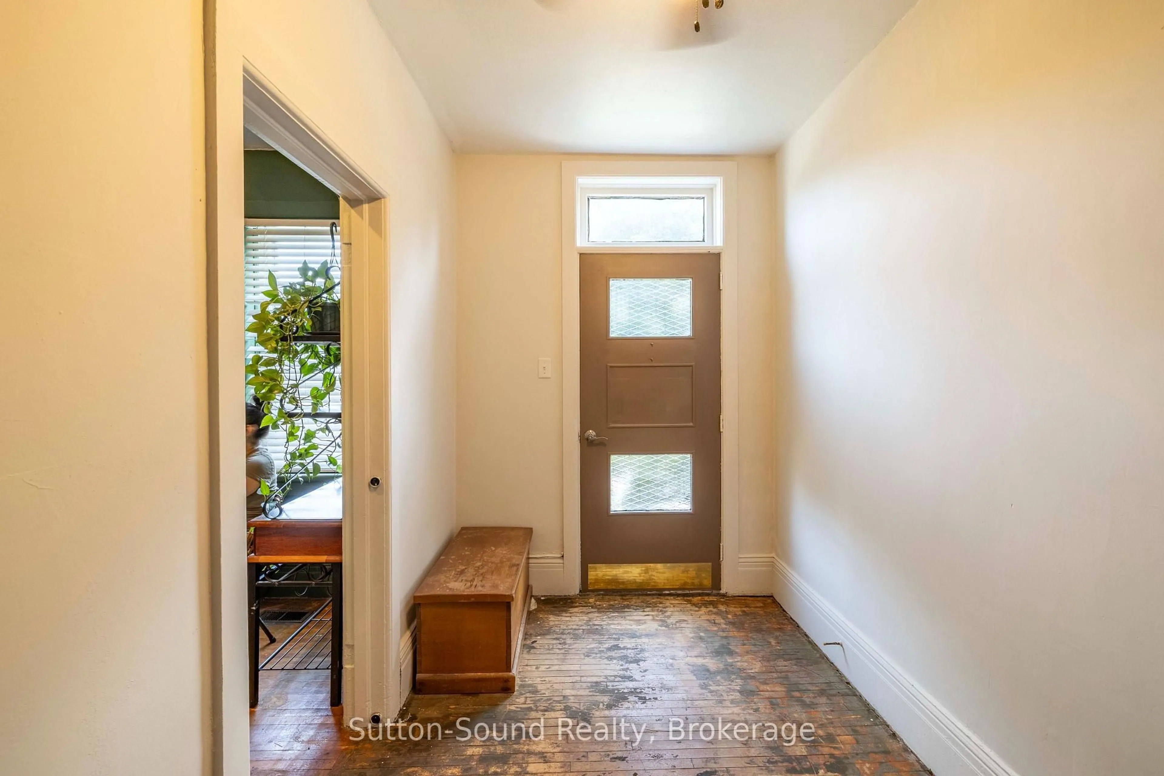 Indoor entryway for 790 3rd Ave A Ave, Owen Sound Ontario N4K 4P3