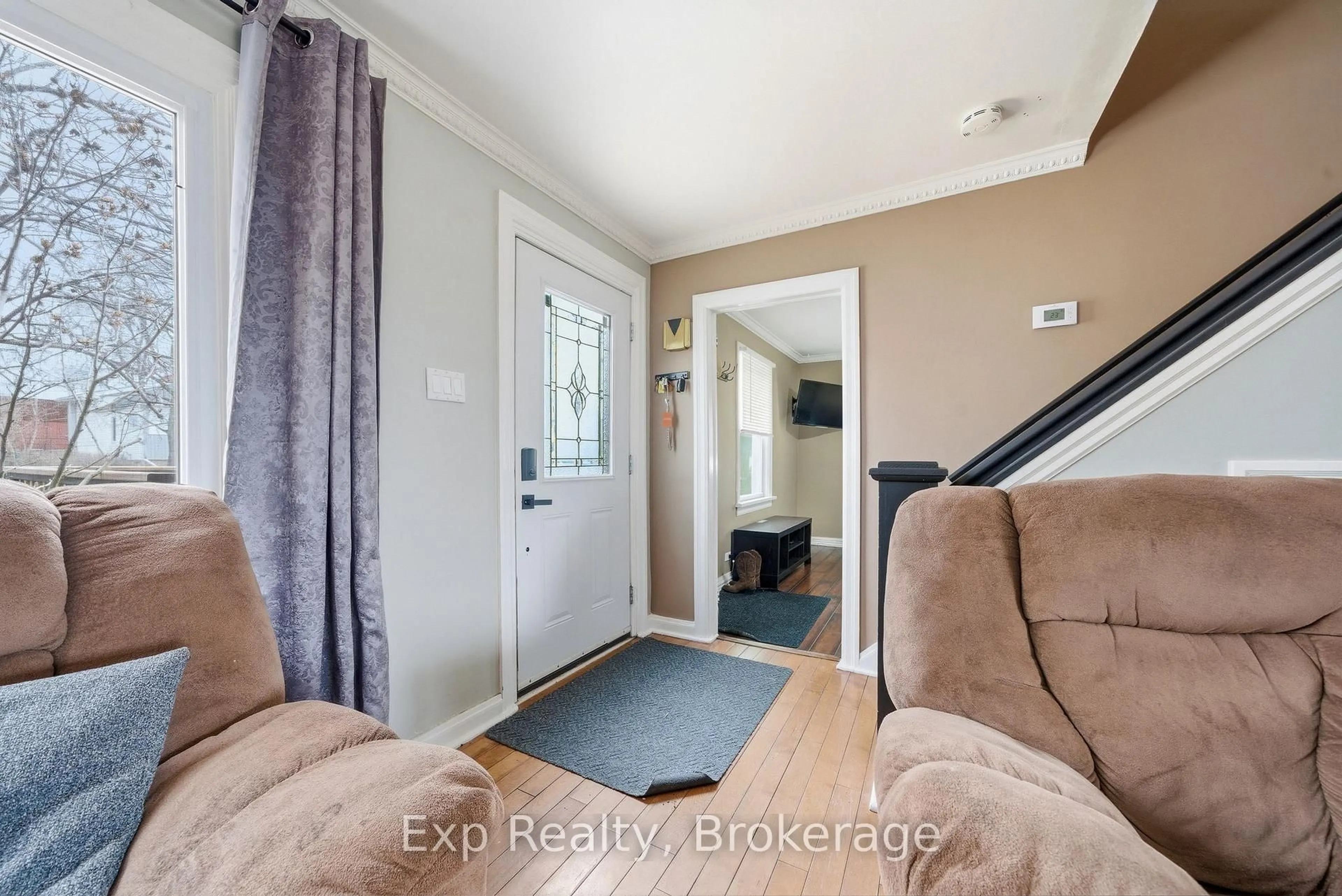 Indoor entryway for 10 Valleyview Cres, Belleville Ontario K8P 3G1