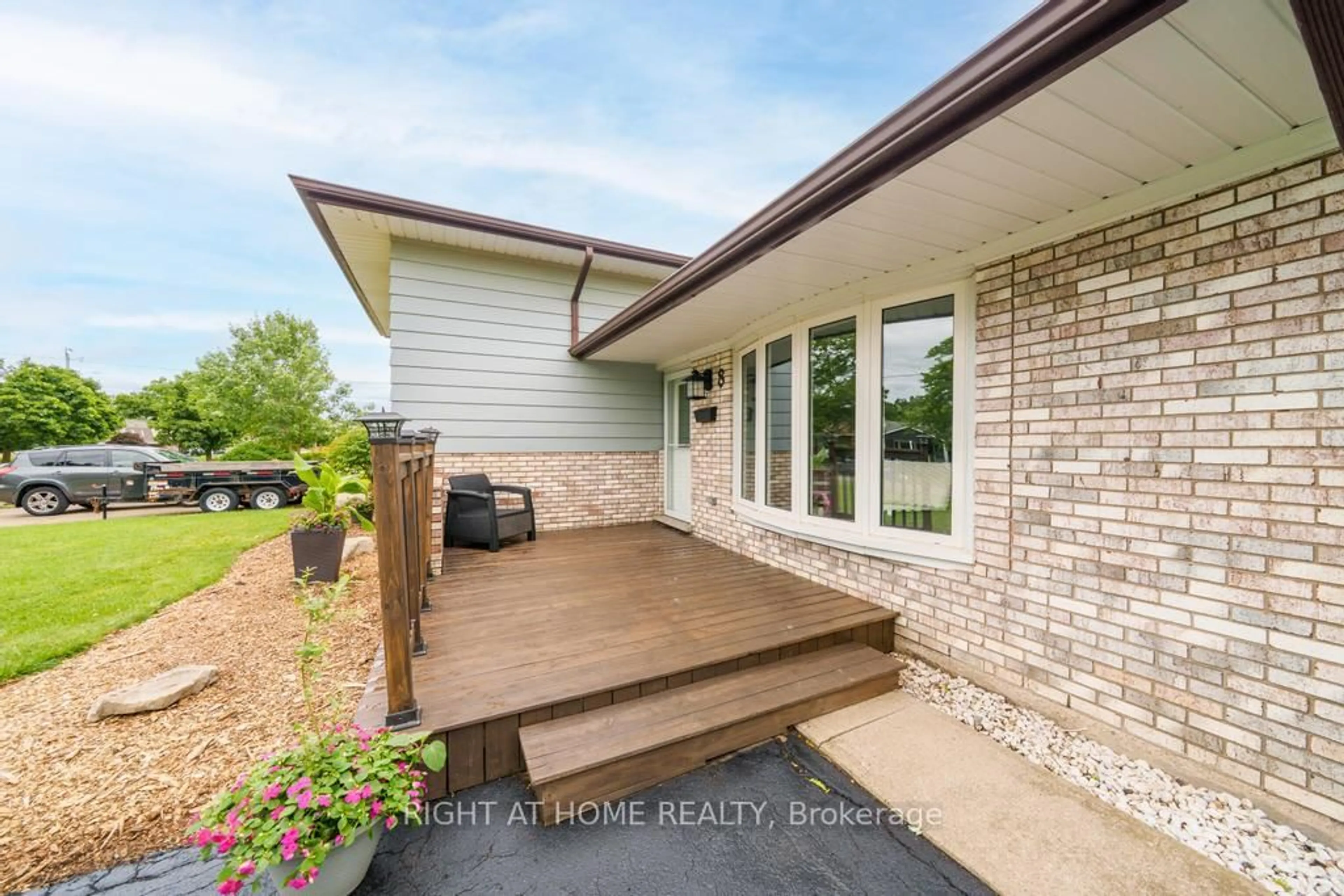Unknown for 8 Acadia Cres, St. Catharines Ontario L2P 1H8