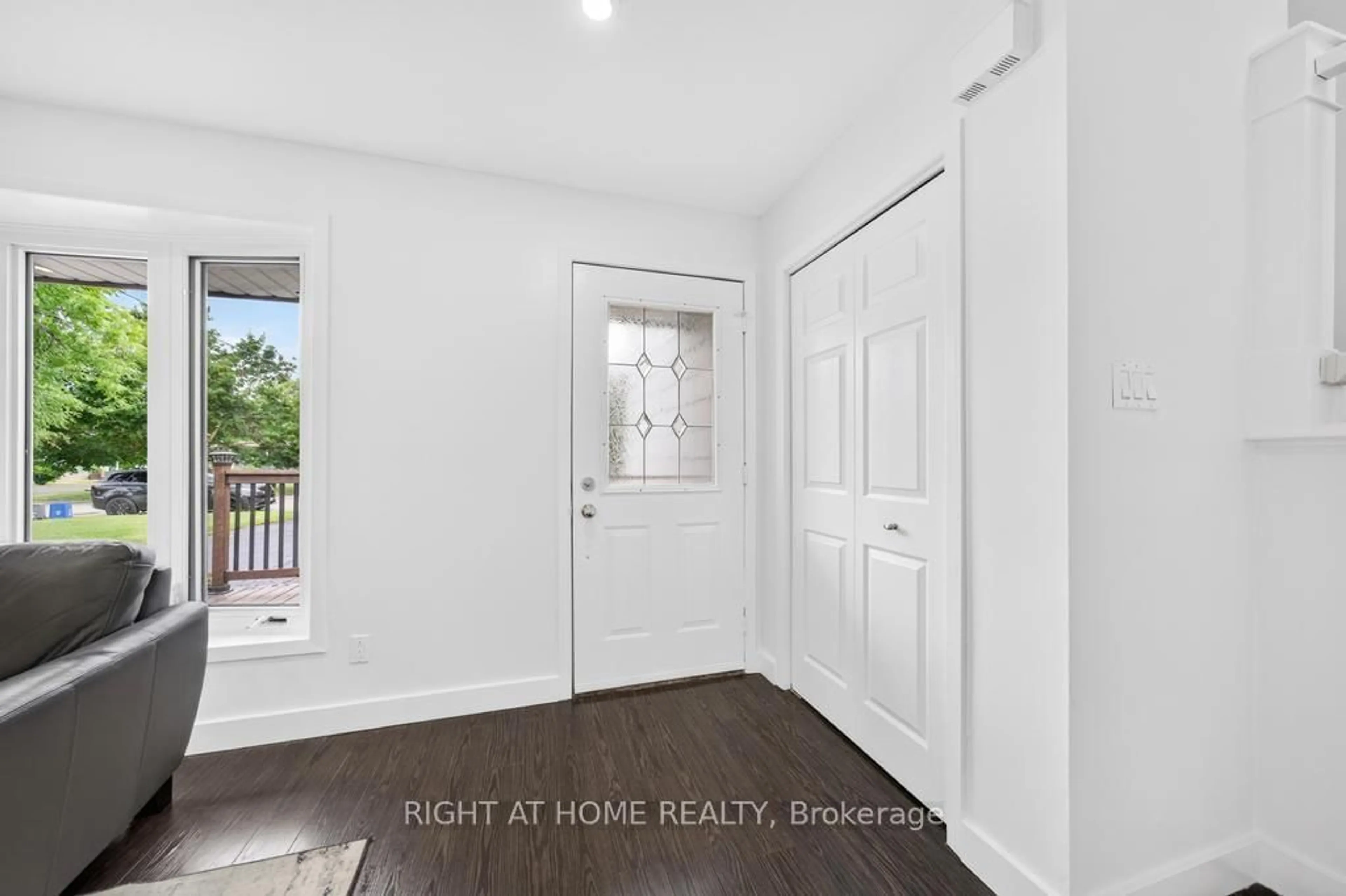 Indoor entryway for 8 Acadia Cres, St. Catharines Ontario L2P 1H8